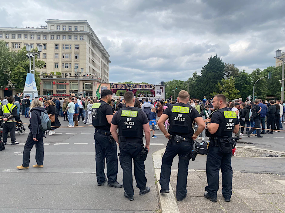 Polizisten beim Karneval der Kulturen 2025 in Berlin: Racial Profiling wird jetzt verboten.