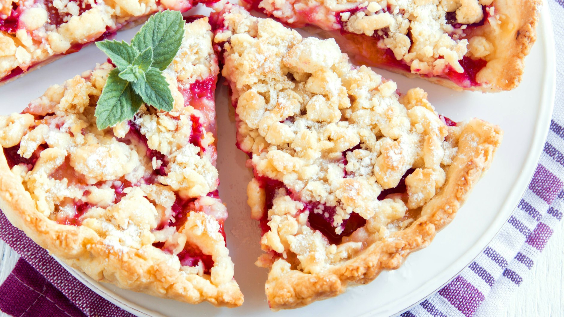 Erdbeerkuchen mit Streuseln ist ein echter Klassiker. Sie können ihn auf einem Blech backen oder ihn in einer Springform zubereiten. Das Rezept hat schon Oma geliebt.
