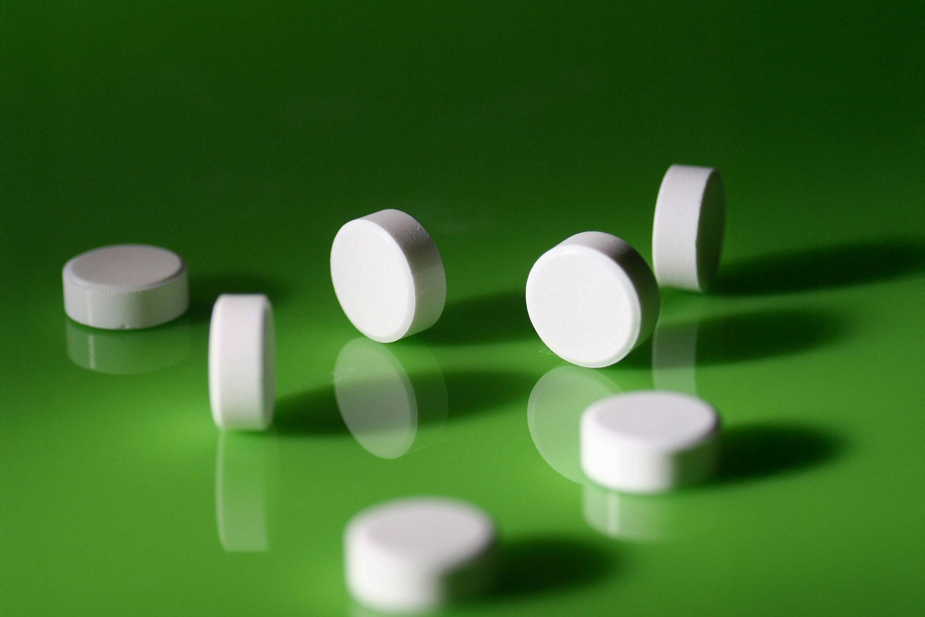 Tabletten auf einem Tisch: Ein EU-Projekt widmet vorhandene Medikamente für andere Krankheiten um - zum Beispiel für Alzheimer.