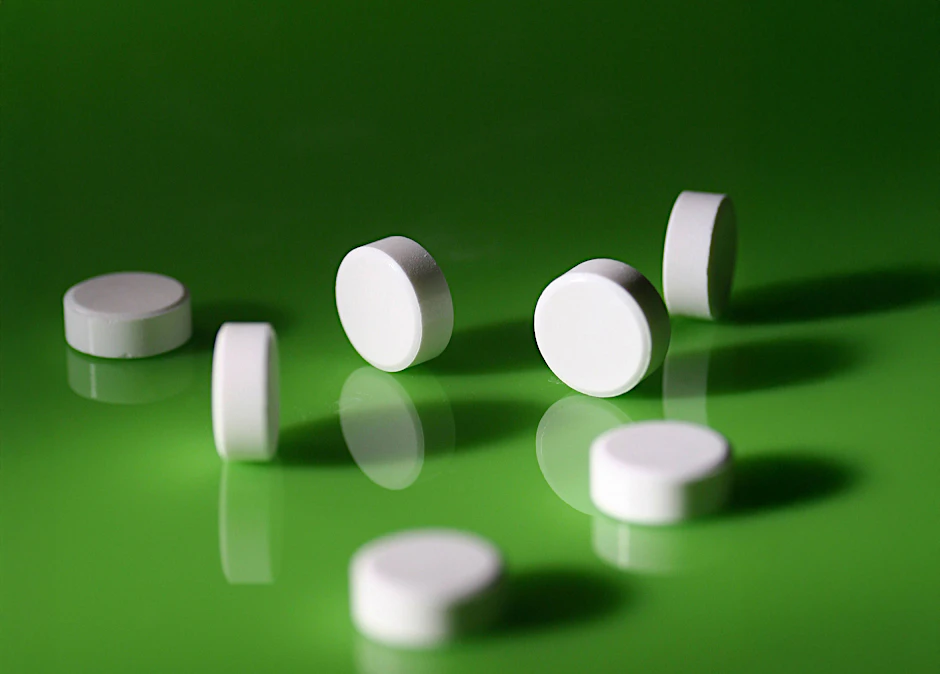 Tabletten auf einem Tisch: Ein EU-Projekt widmet vorhandene Medikamente für andere Krankheiten um - zum Beispiel für Alzheimer.