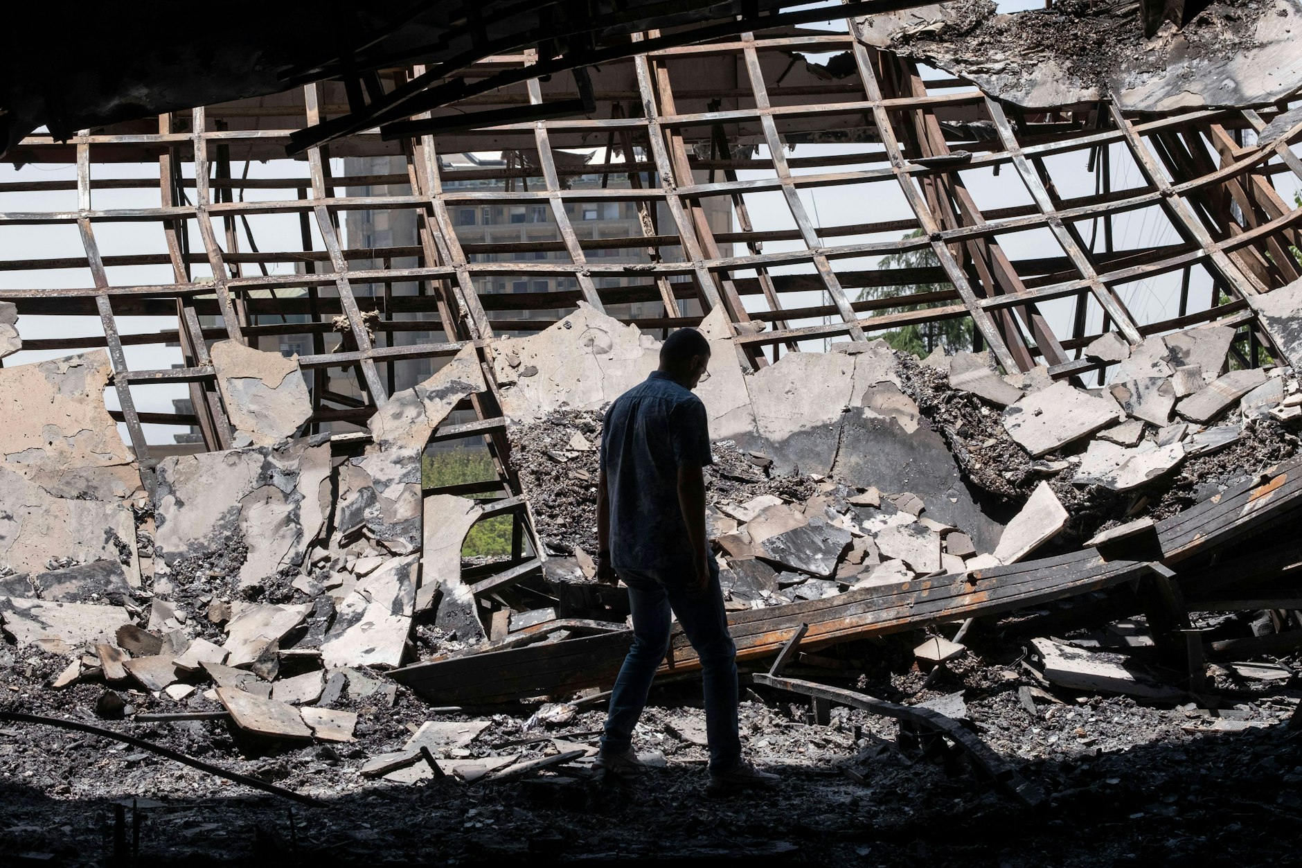 Ein Mann geht durch die Ruinen des iranischen Staatssenders, der von Israel angegriffen wurde.