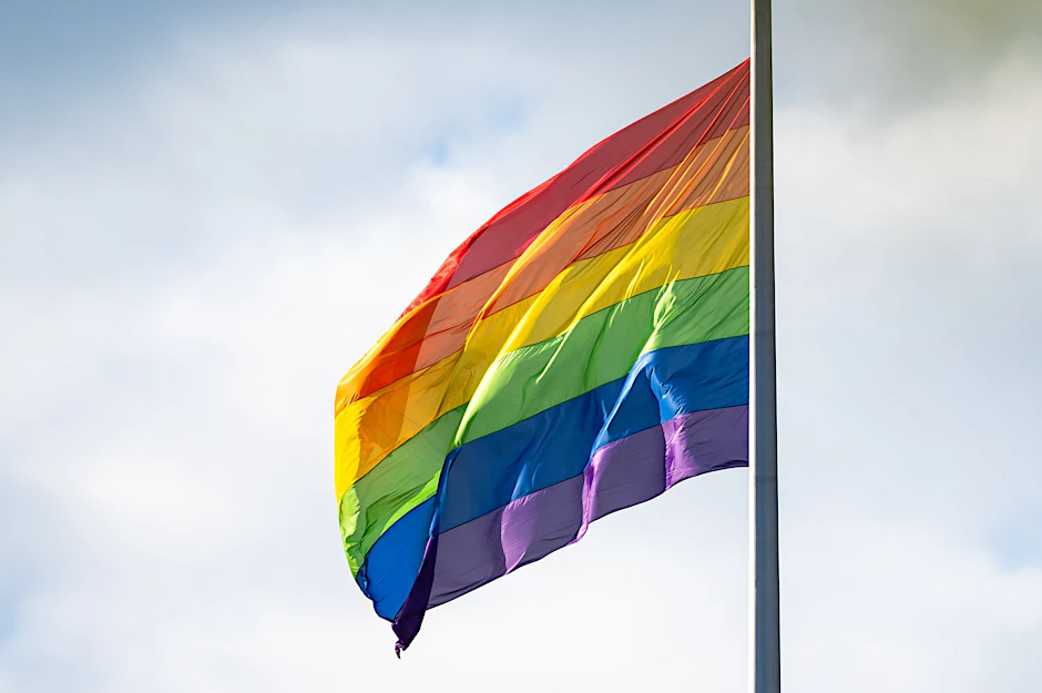 Die Regenbogenflagge ist ein Symbol für die LGBTQIA-Community und wird unter anderem als Zeichen für Vielfalt und Stolz verwendet.