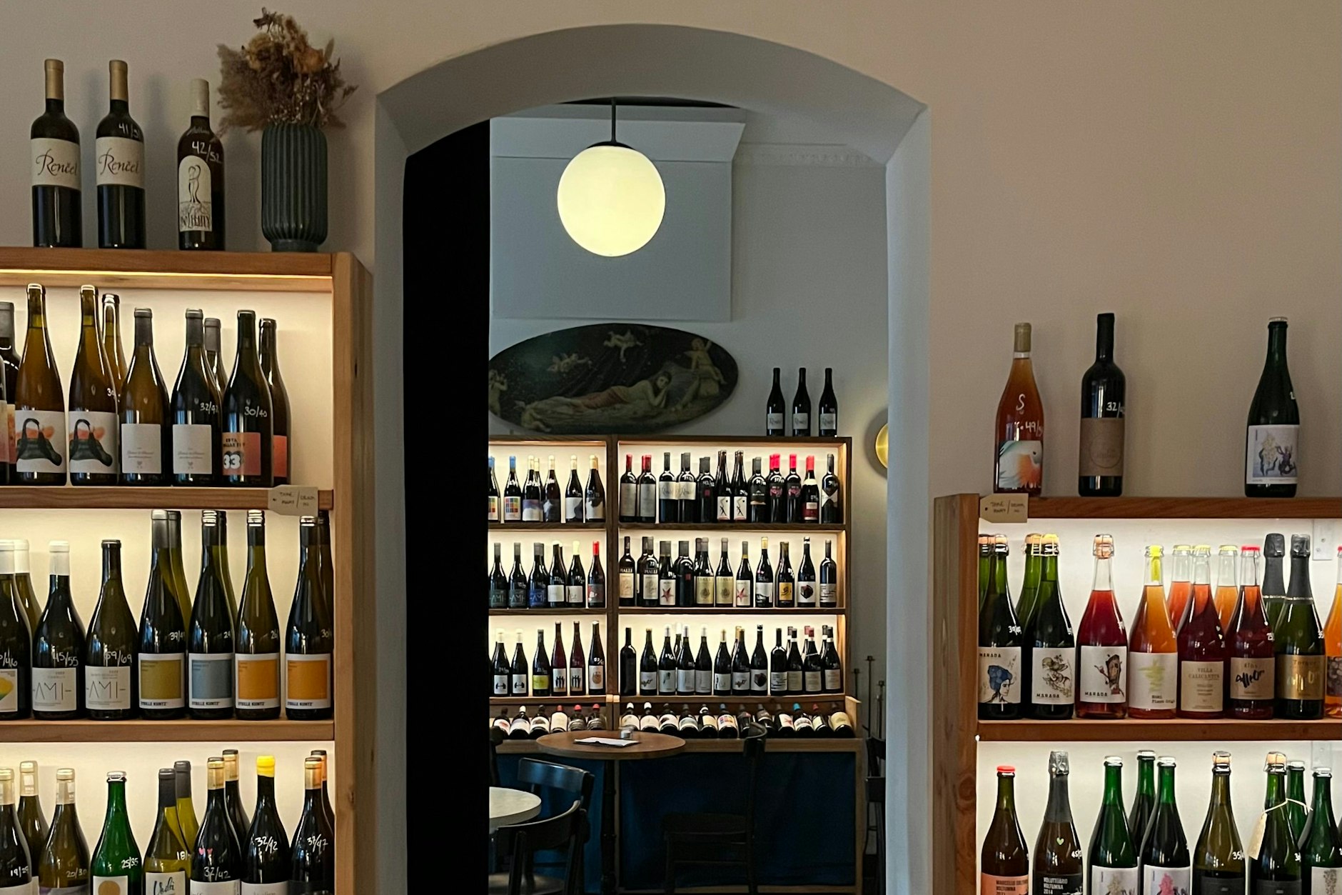 Regale gefüllt mit Weinflaschen und eine gemütliche Atmosphäre: Weinbars wie Le Balto werden in Berlin immer beliebter.