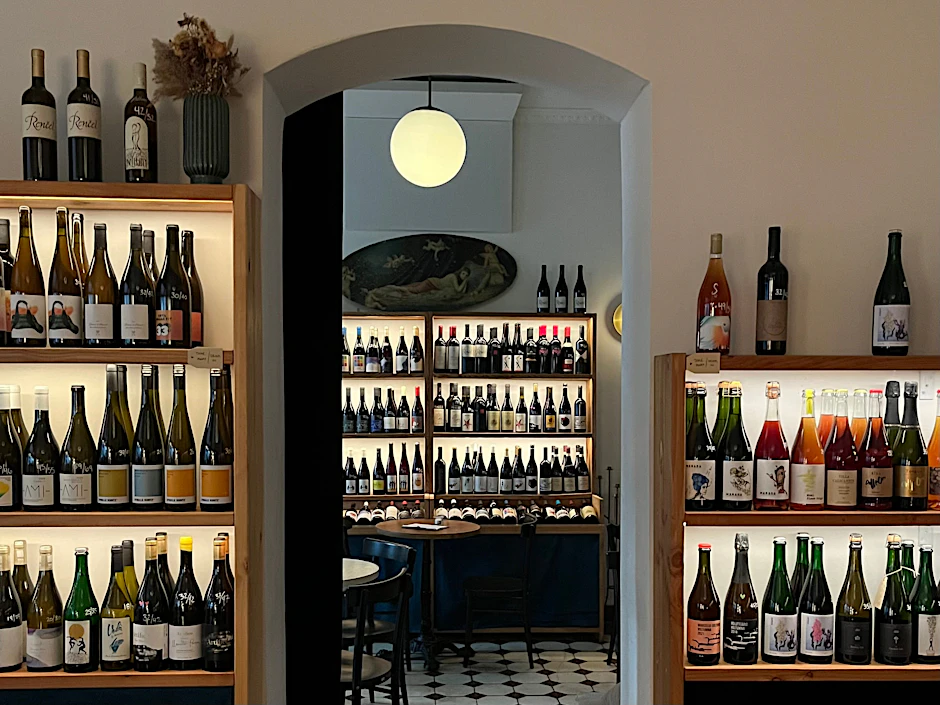 Regale gefüllt mit Weinflaschen und eine gemütliche Atmosphäre: Weinbars wie Le Balto werden in Berlin immer beliebter.