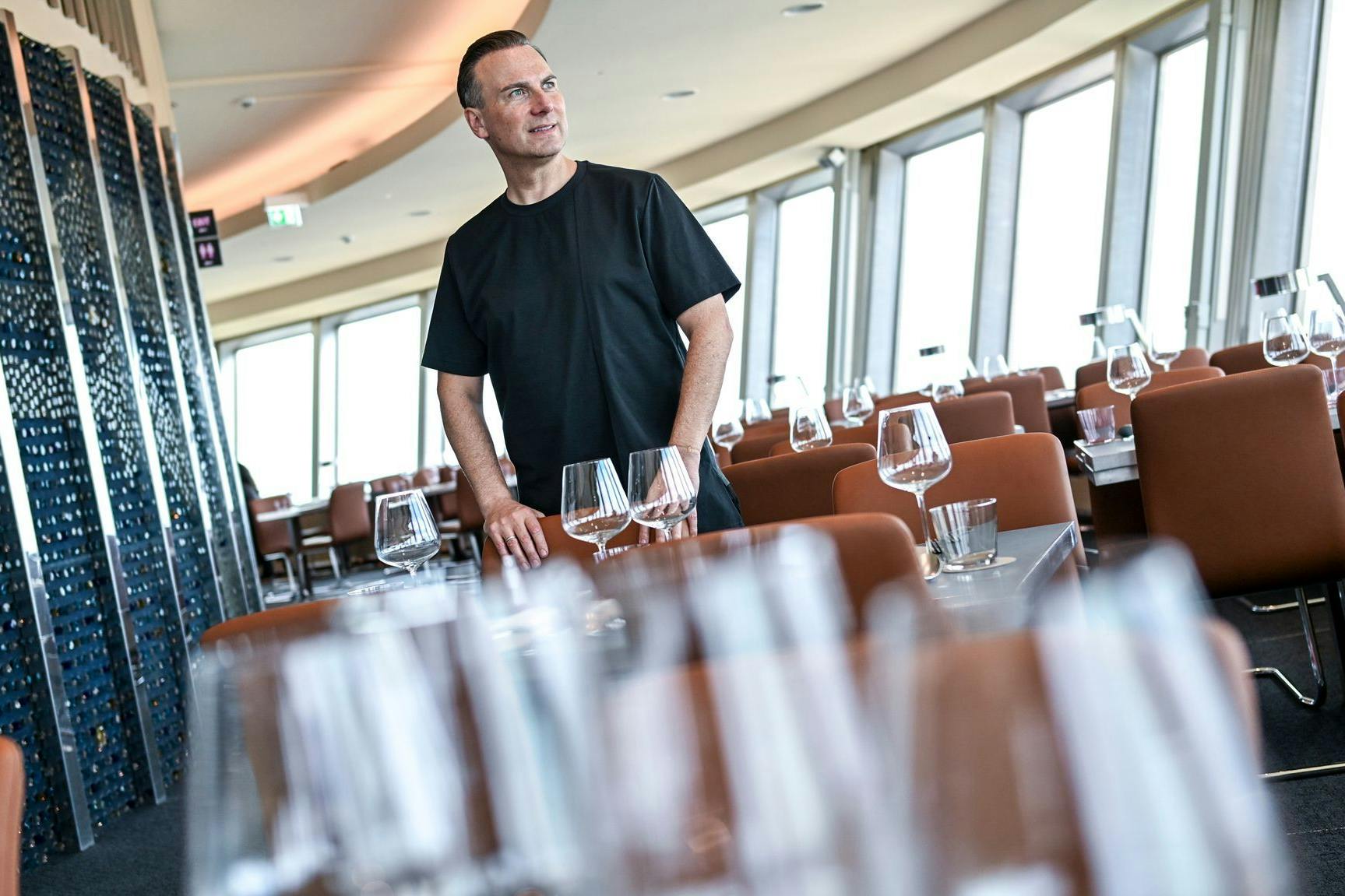 Seine Sterne konnte er verteidigen, in einem anderen wichtigen Ranking rutscht er ab: Tim Raue, hier in seinem neuen Restaurant „Sphere“ im Berliner Fernsehturm.