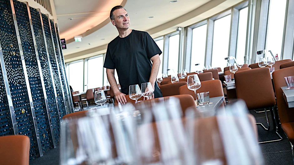 Seine Sterne konnte er verteidigen, in einem anderen wichtigen Ranking rutscht er ab: Tim Raue, hier in seinem neuen Restaurant „Sphere“&nbsp;im Berliner Fernsehturm.