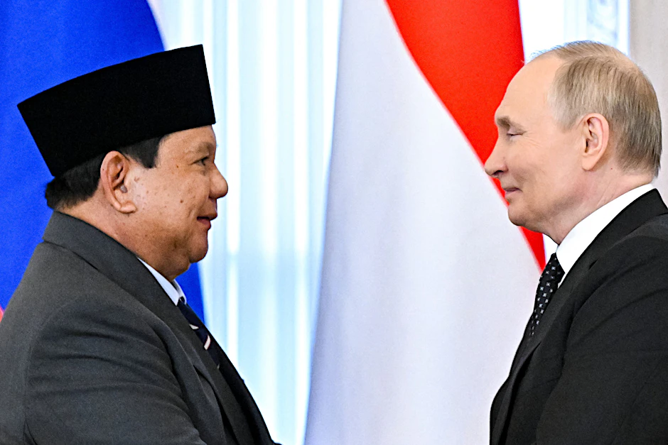 Wladimir Putin (r.) und sein indonesischer Amtskollege Prabowo Subianto nehmen nach ihrem Treffen in Sankt Petersburg an der Unterzeichnungszeremonie teil.