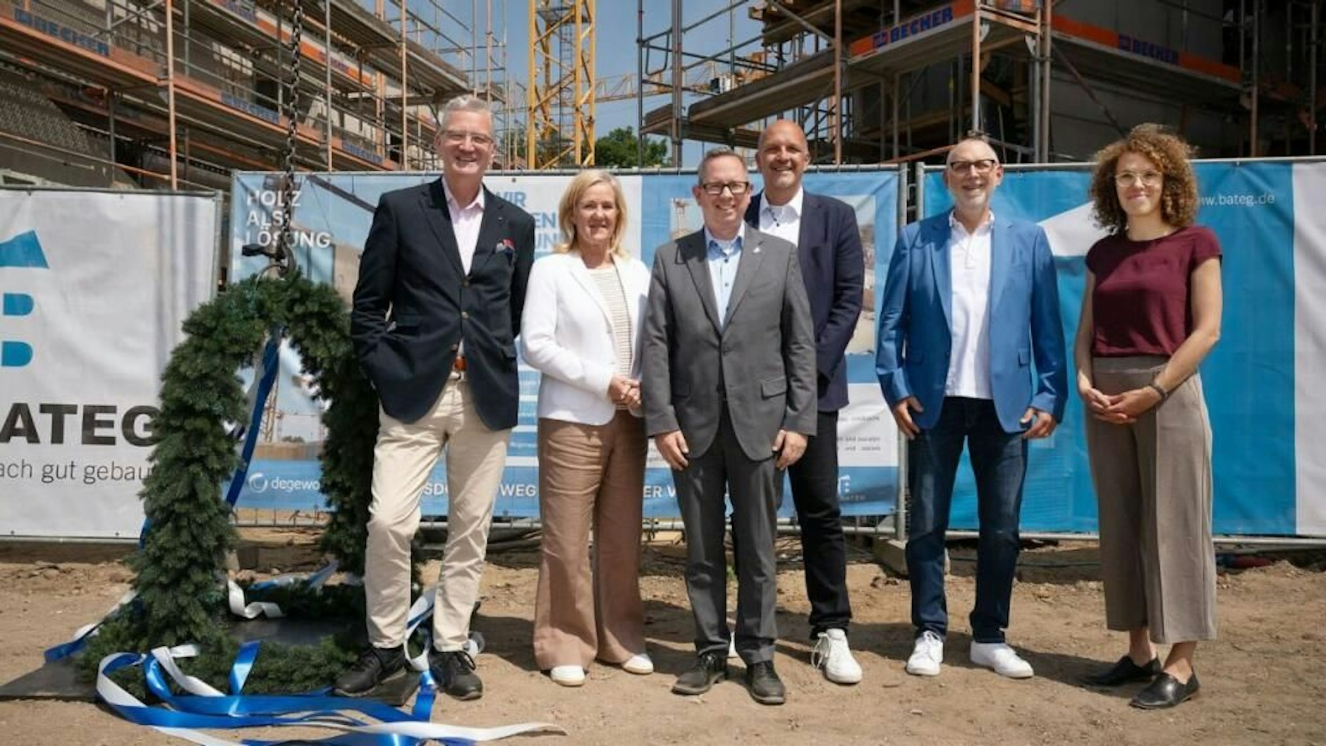 Die landeseigene DEGEWO feierte gemeinsam mit Staatssekretär Stephan Machulik, Bezirksbürgermeister Oliver Igel und dem Projektpartner BATEG das Richtfest für das „Quartier der Vielfalt“ am Bohnsdorfer Weg in Treptow-Köpenick. 