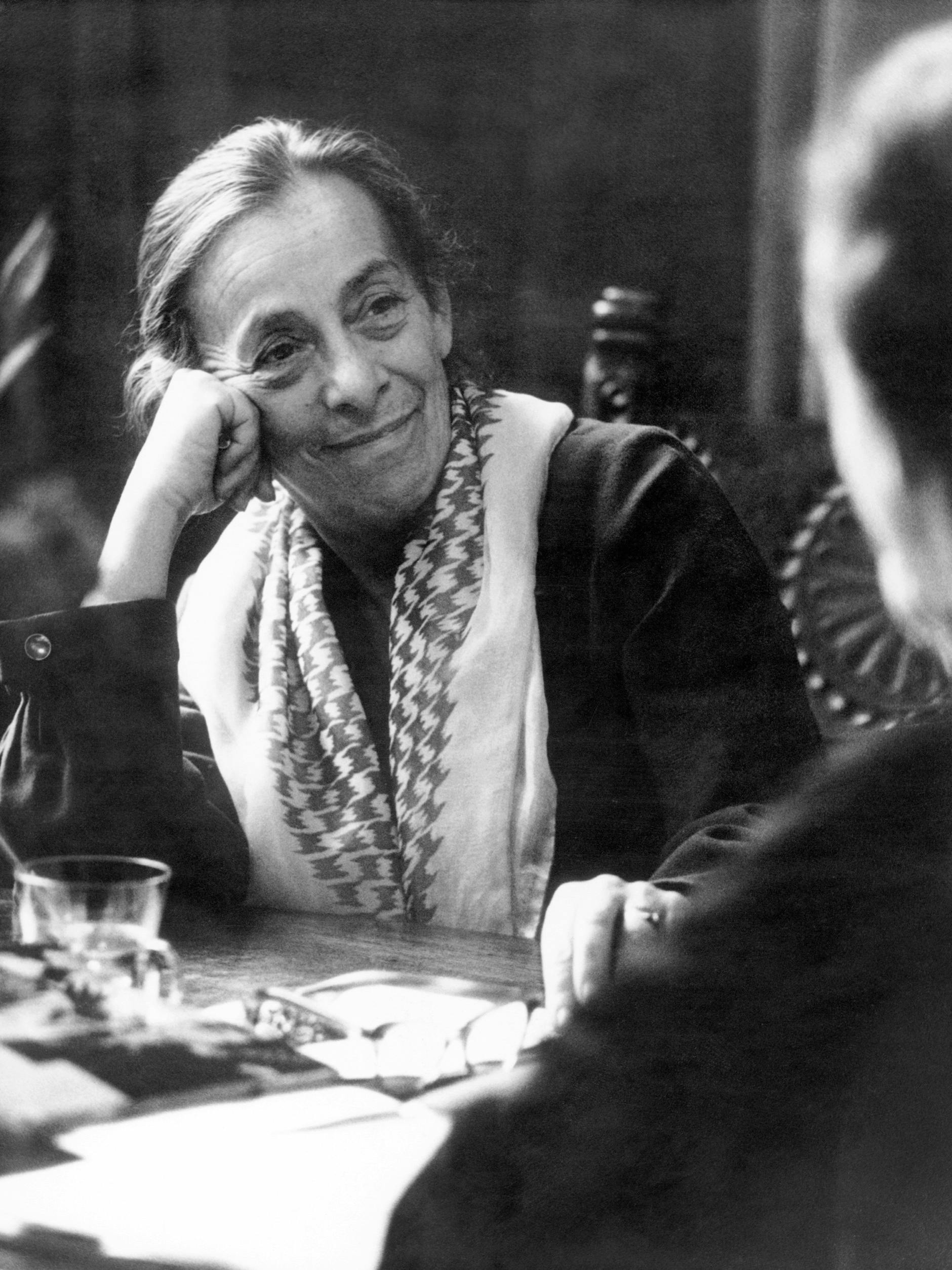 ... Helene Weigel, retratada aquí a mediados de la década de 1960 en su estudio artístico en el BE. Bonvicini dice de Weigel, quien nació en Viena en 1900: «Su vida es historia contemporánea y también un trocito de Berlín».