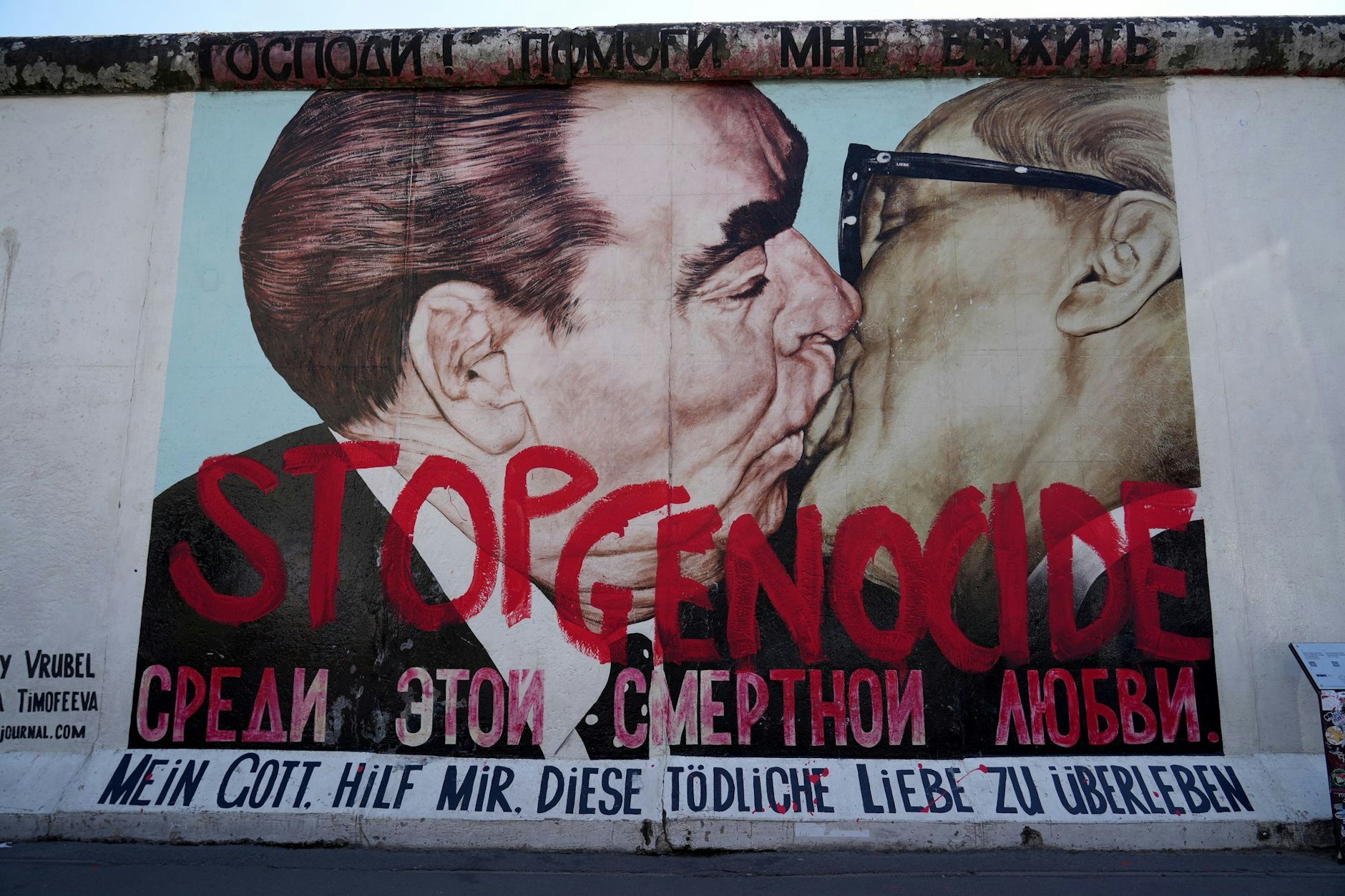 Der Schriftzug «Stop Genocide» (Stoppt den Völkermord) ist auf dem «Bruderkuss»-Bild vom Künstler Wrubel an der East Side Gallery zu lesen.