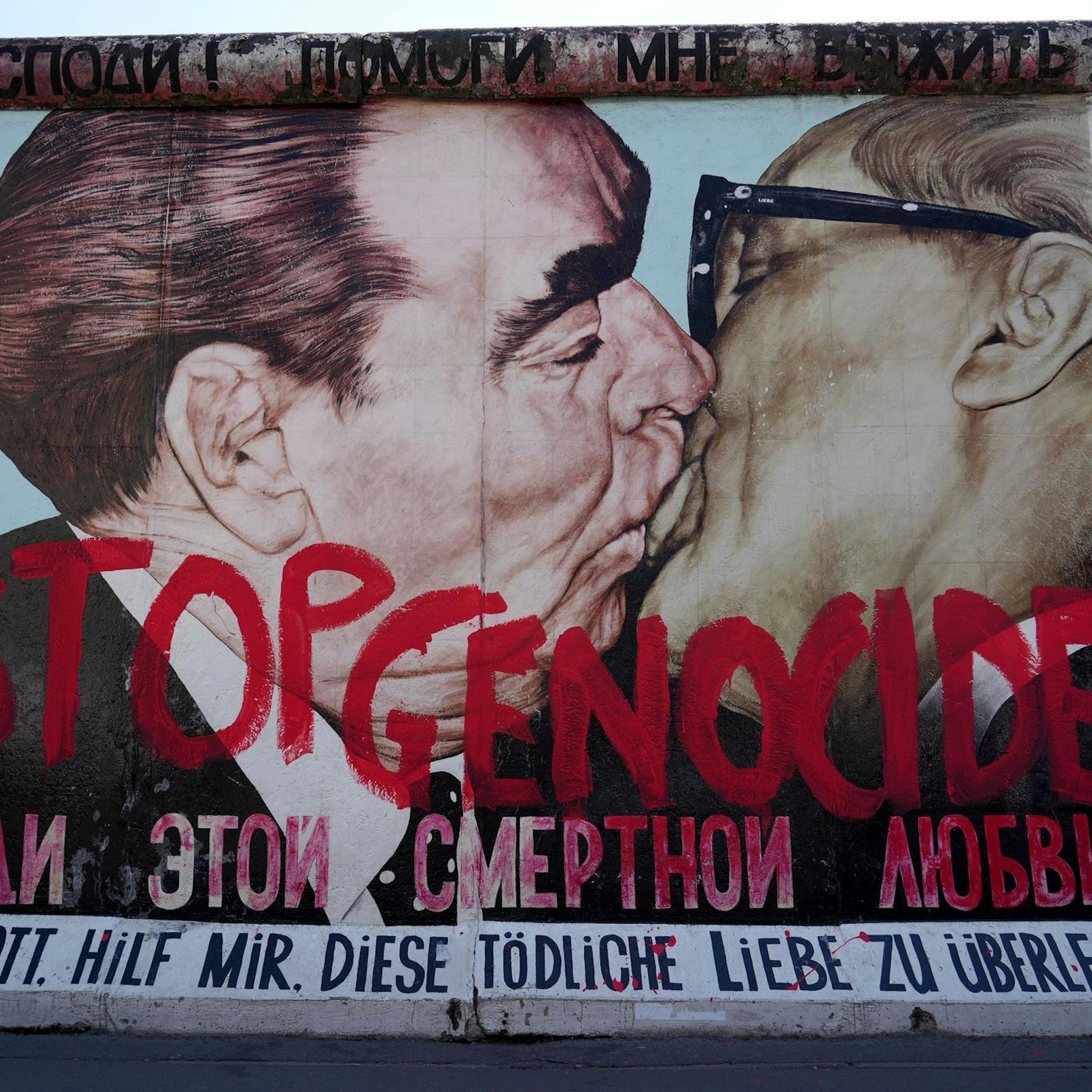 Image - East Side Gallery: Mauergemälde „Bruderkuss“ mit Farbe beschmiert