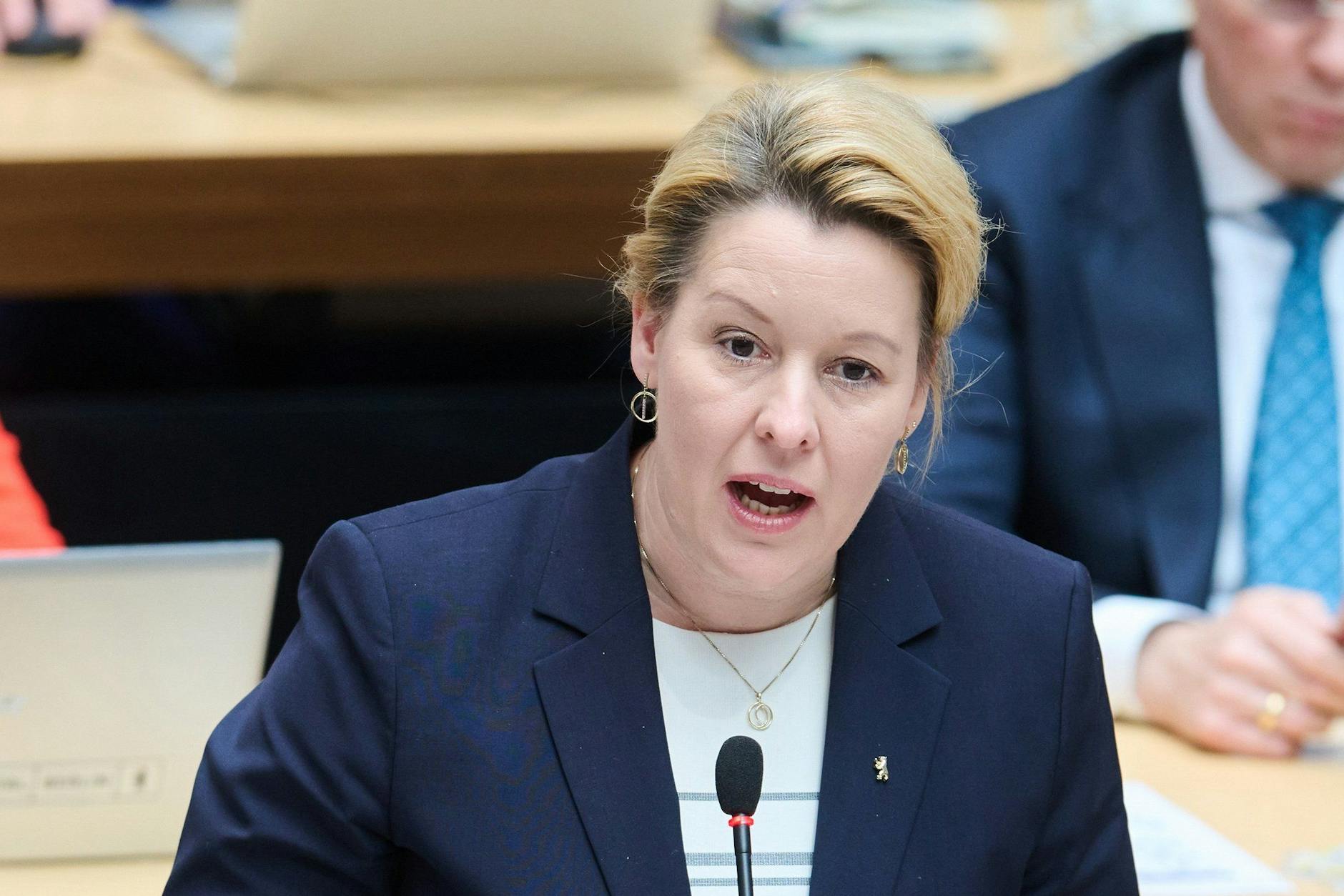 Berlin Ekonomi Senatörü Franziska Giffey en yakın arkadaşlarından birini kaybedebilir.