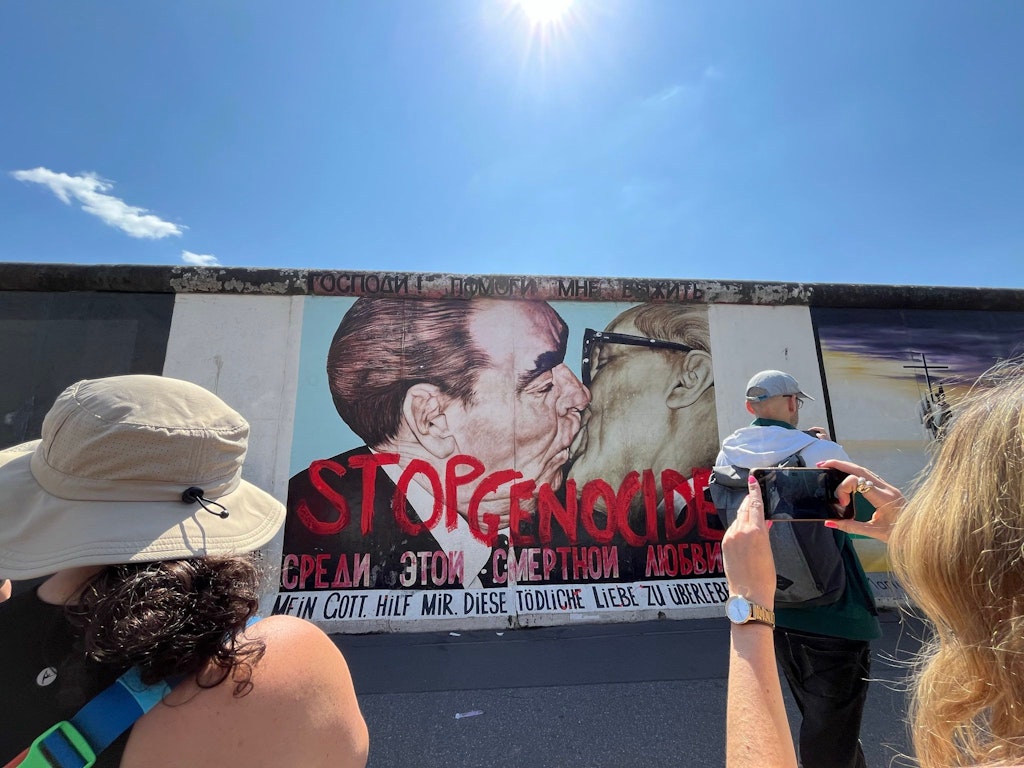 World-famous brotherly kiss painting: activists overwrite painting at the ...