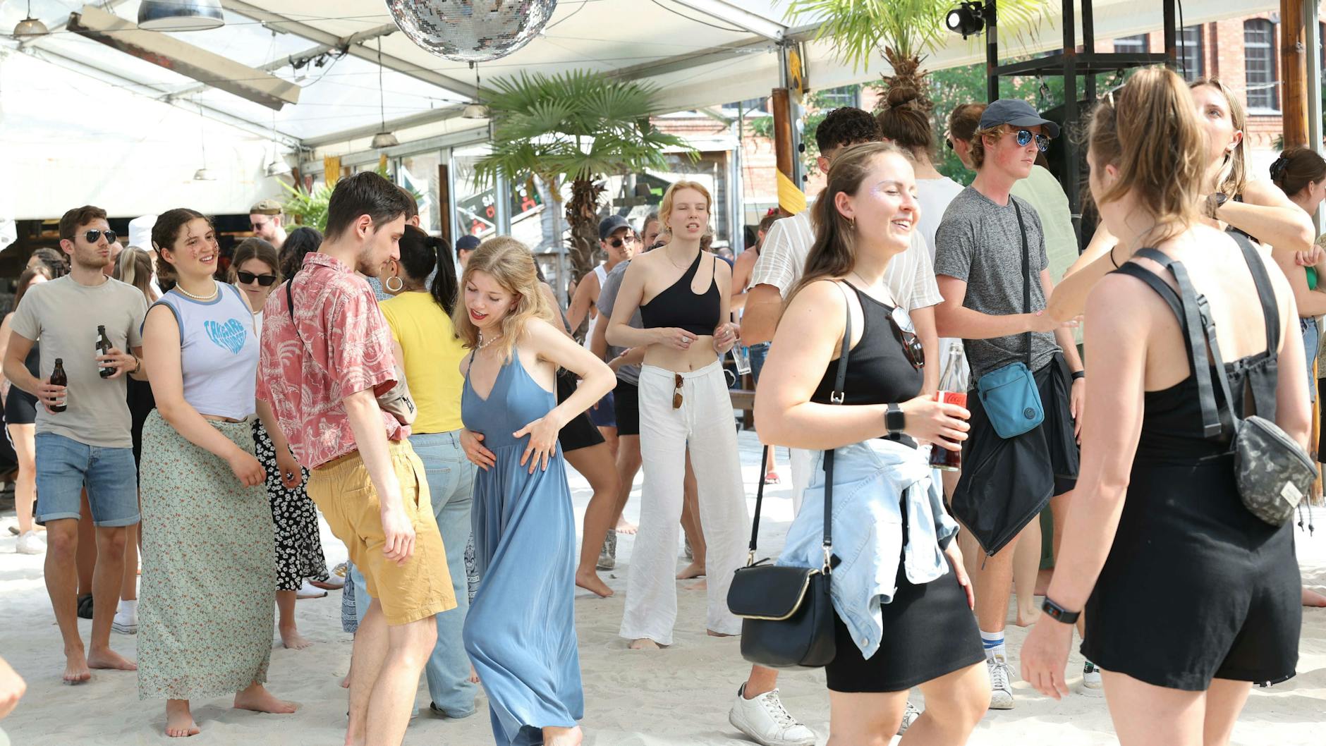 Im Sage Beach wird bei der Fete de la Musique eine Open Air Party gefeiert. Los geht es ab 15 Uhr mit Techno, Trance, House und DJs wie Jacky Ickx, Feta Felice und Calcifer.