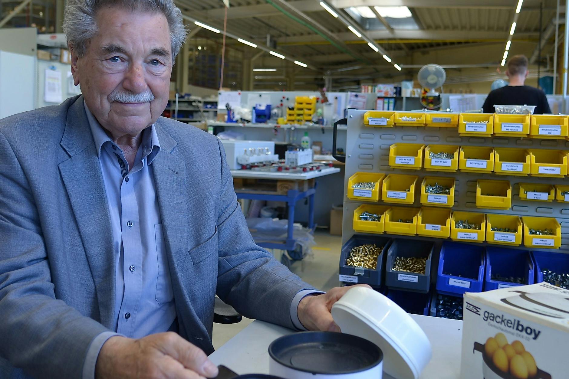 Helmut Hoffmann mit dem Eierkocher Gackelboy