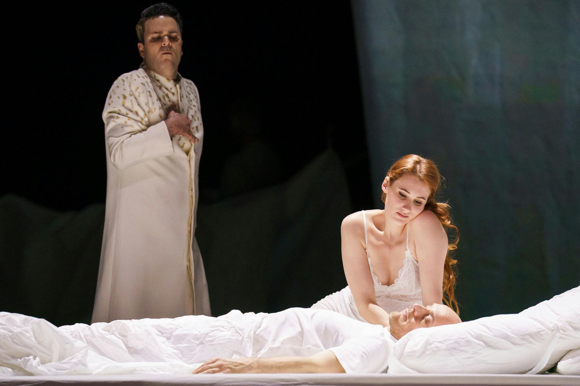 Szene aus „Cassandra“ mit Joshua Hopkins (Apollo, v.l.), Jessica Niles (Sandra) und Valdemar Villadsen (Blake)