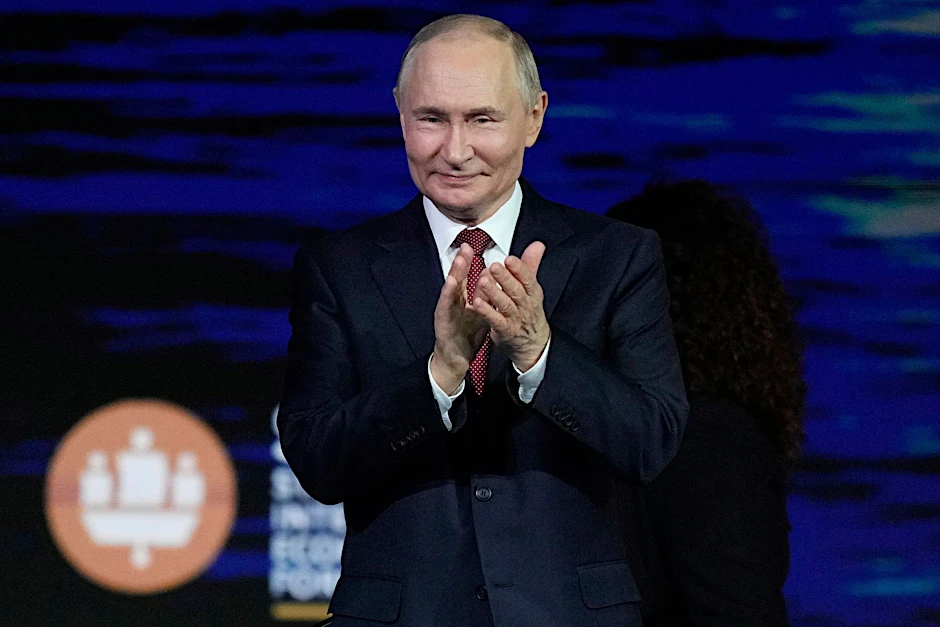 Der russische Präsident Wladimir Putin nimmt an einer Plenarsitzung des Internationalen Wirtschaftsforums in St. Petersburg teil.