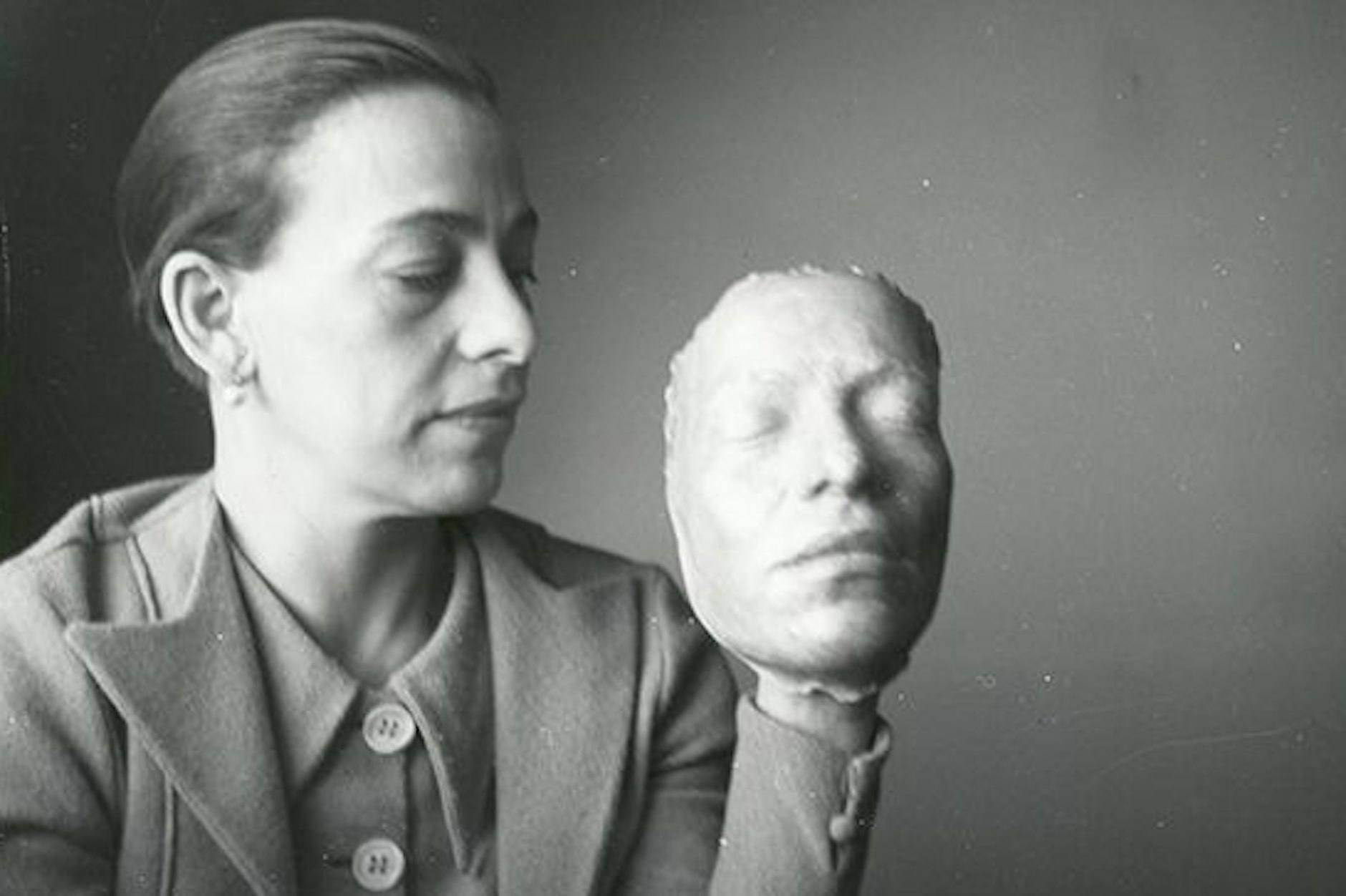 Face off: Helene Weigel 1939 mit einem Abdruck ihres Gesichts. Die Lebendmaske war als Vorlage für eine Kopfplastik der Bildhauerin Ninnan Santesson gedacht, in deren Wochenendhaus bei Stockholm die Brecht-Familie als Exilanten unterkamen.
