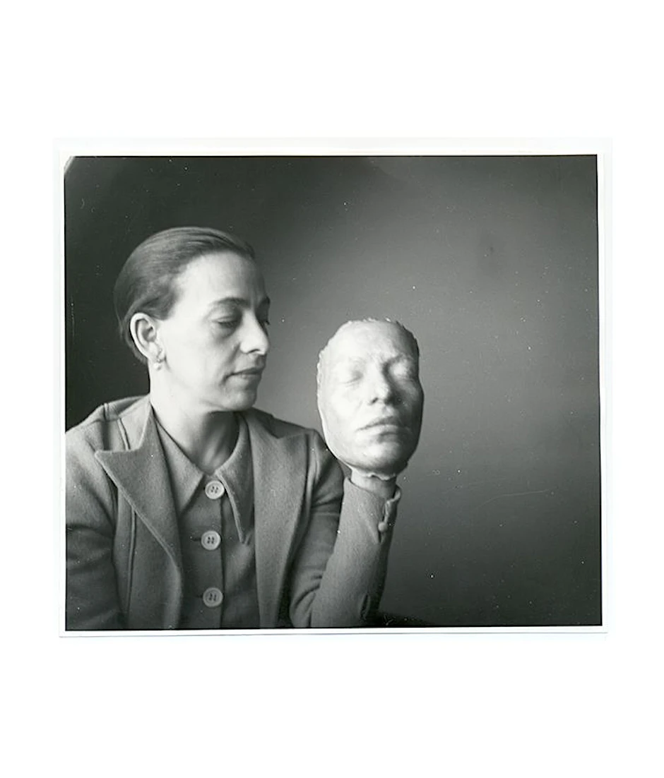 Face off: Helene Weigel 1939 mit einem Abdruck ihres Gesichts. Die Lebendmaske war als Vorlage für eine Kopfplastik der Bildhauerin Ninnan Santesson gedacht, in deren Wochenendhaus bei Stockholm die Brecht-Familie als Exilanten unterkamen.