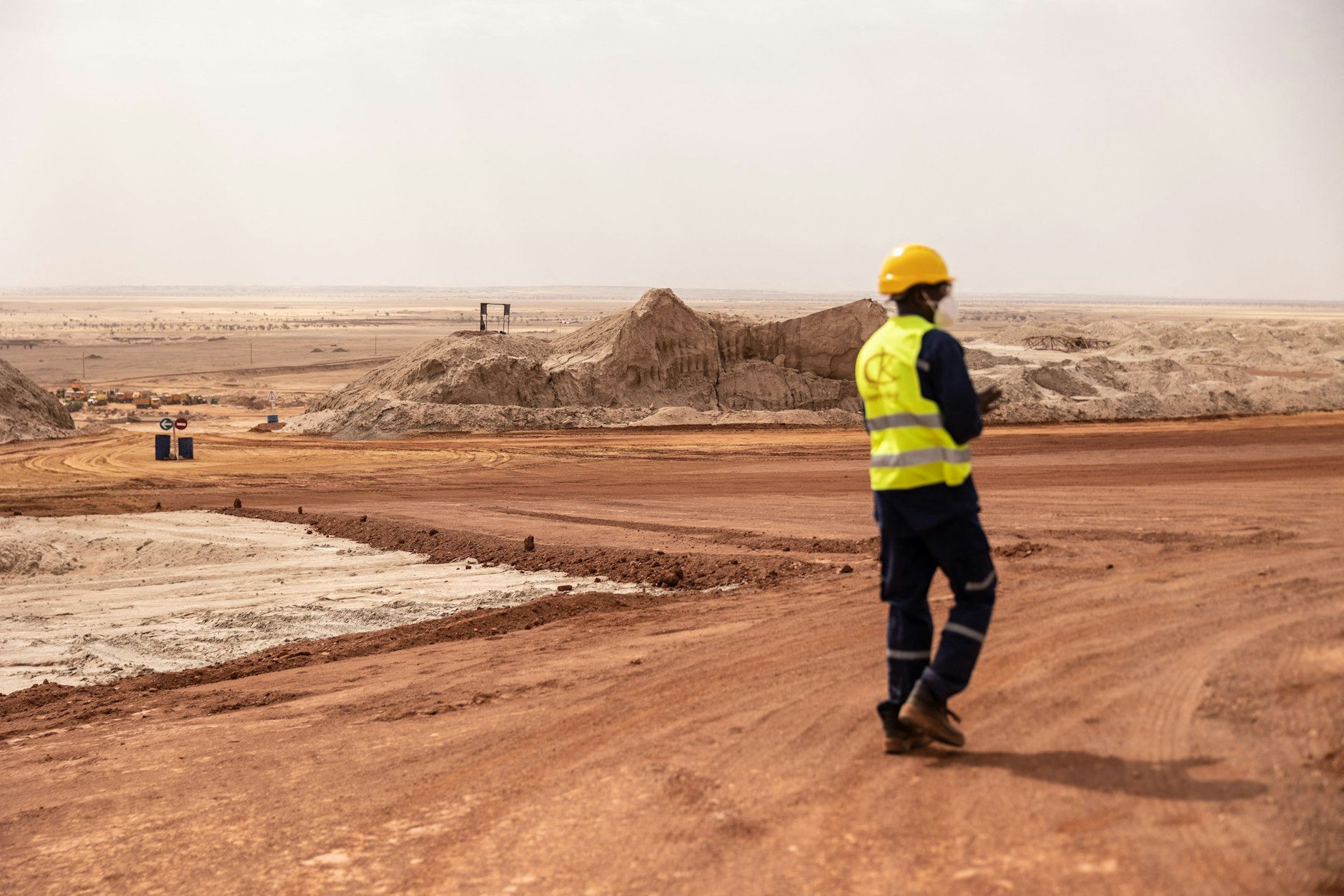 Ein Arbeiter auf der Reststoffdeponie der Cominak-Mine in Niger