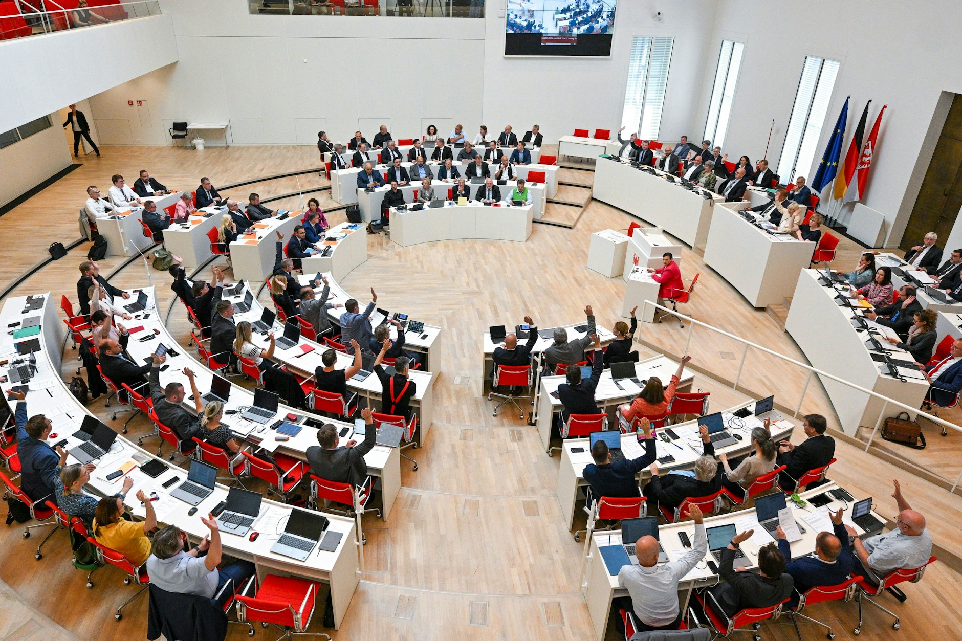 Der Brandenburger Landtag in Potsdam hat am Freitag die Recherche der Berliner Zeitung zum geplanten XXL-Windpark im Naturpark Dahme-Heidesee diskutiert.