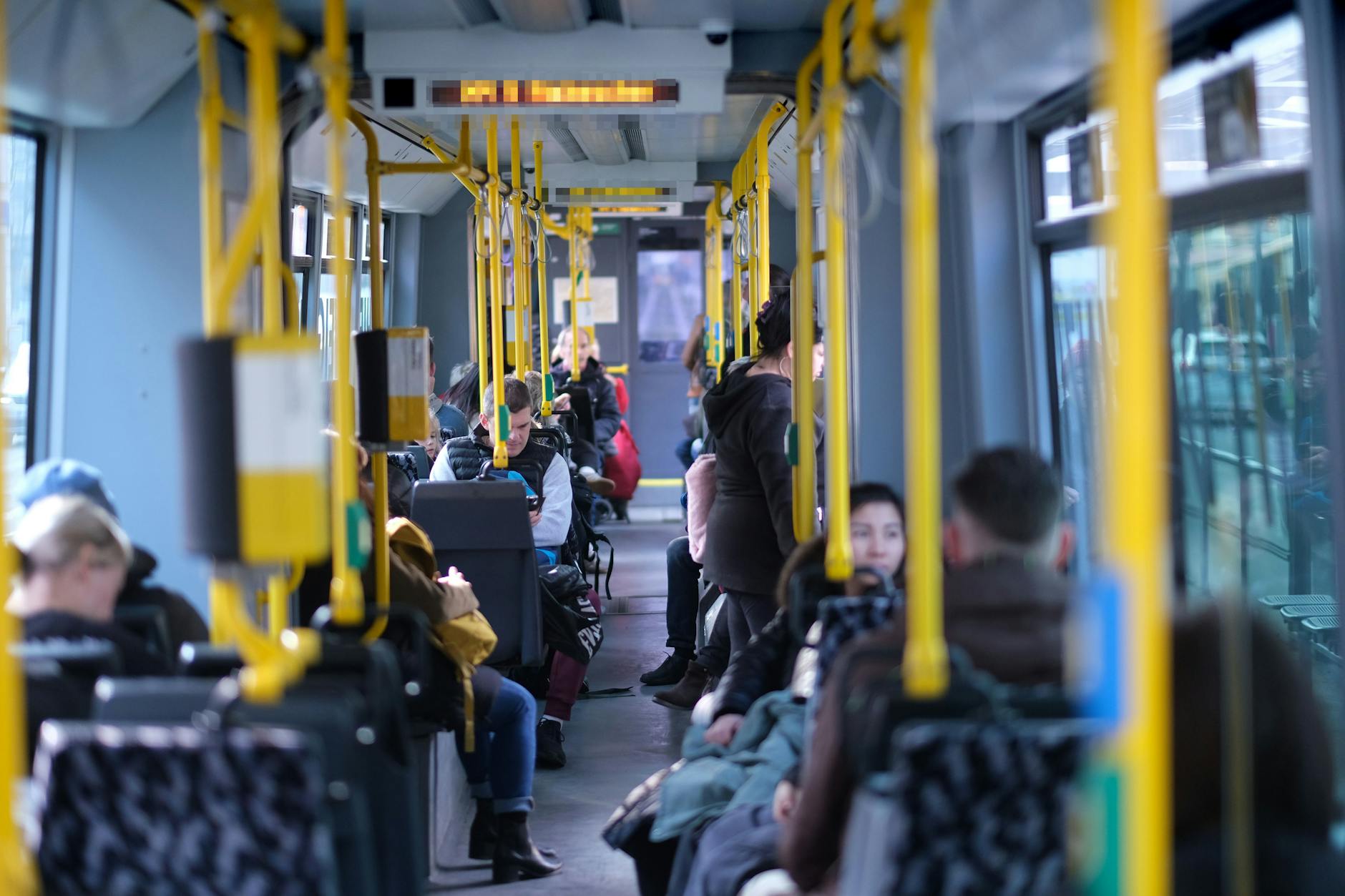 Marzahn-Hellersdorf: Ein Zwölfjähriger wurde in einer Straßenbahn attackiert.