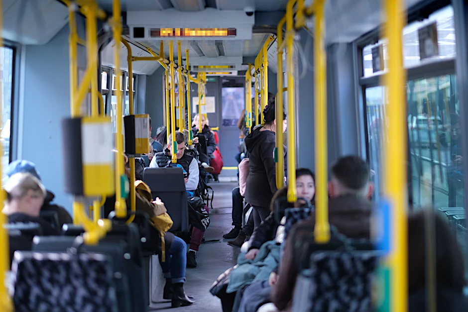 Marzahn-Hellersdorf: Ein Zwölfjähriger wurde in einer Straßenbahn attackiert.