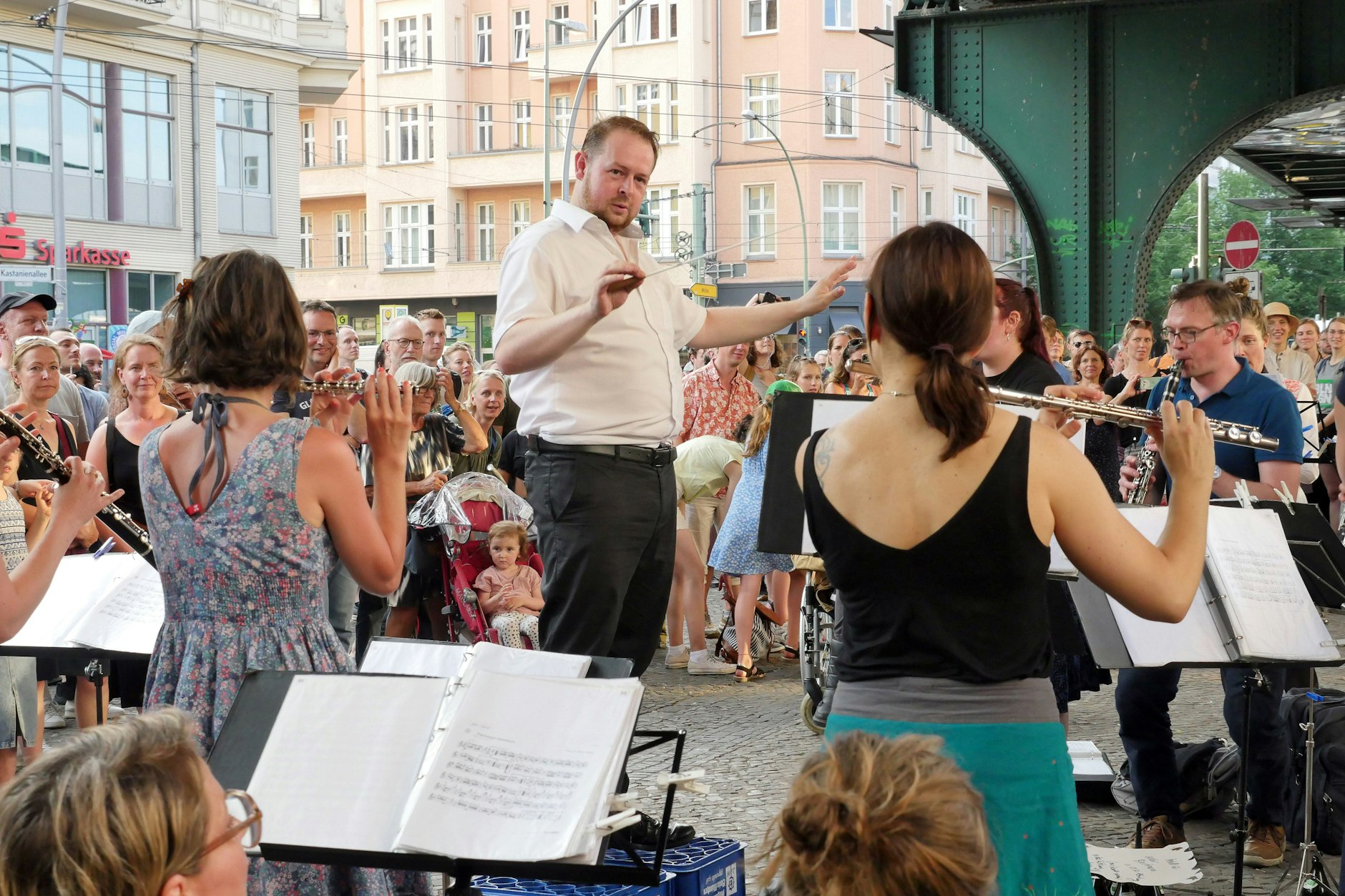 Am Sonnabend wird die ganze Stadt zur Partyzone. Auch unter den Brücken am U-Bahnhof Eberswalder Straße gab es in den Vorjahren schon Konzerte.