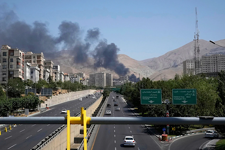 5,Iran, Teheran: Rauch steigt aus einem Öllager in der iranischen Hauptstadt auf, nachdem es von einem israelischen Angriff getroffen worden zu sein scheint.