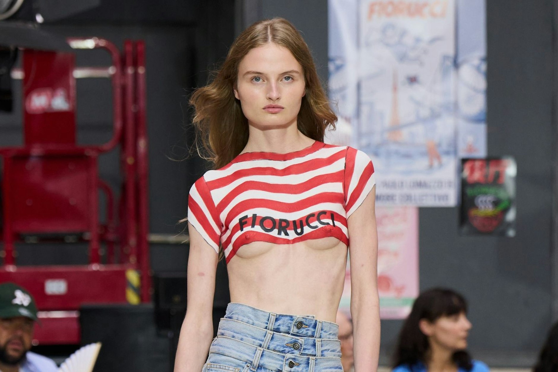 Oben ohne im angemalten Shirt: Fiorucci lässt die Puppen tanzen.