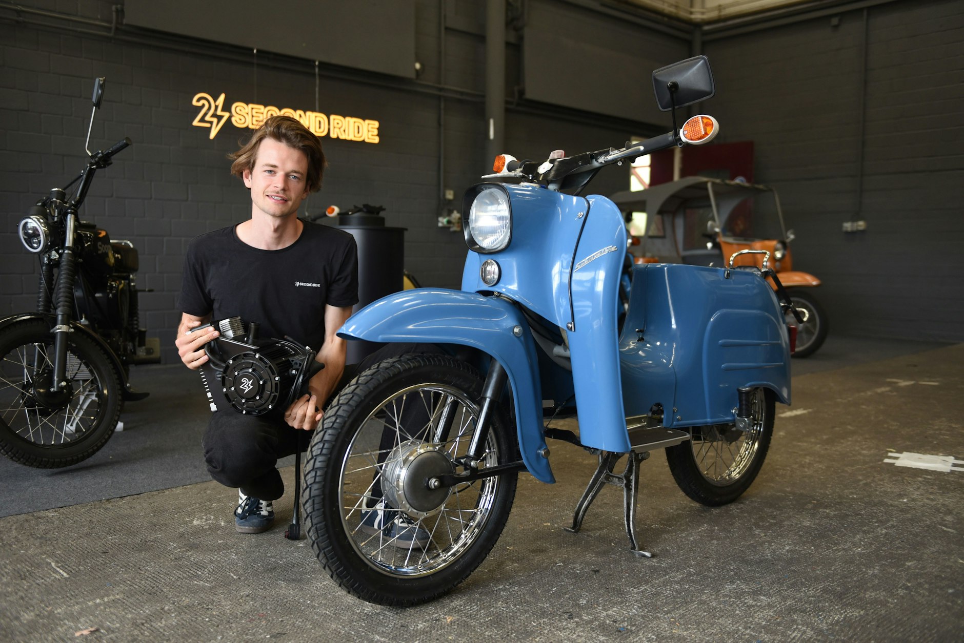 Carlo Schmid mit einem E-Antrieb, wie er in dieser Schwalbe verbaut ist. Eine Schwalbe war sein erstes Moped überhaupt.