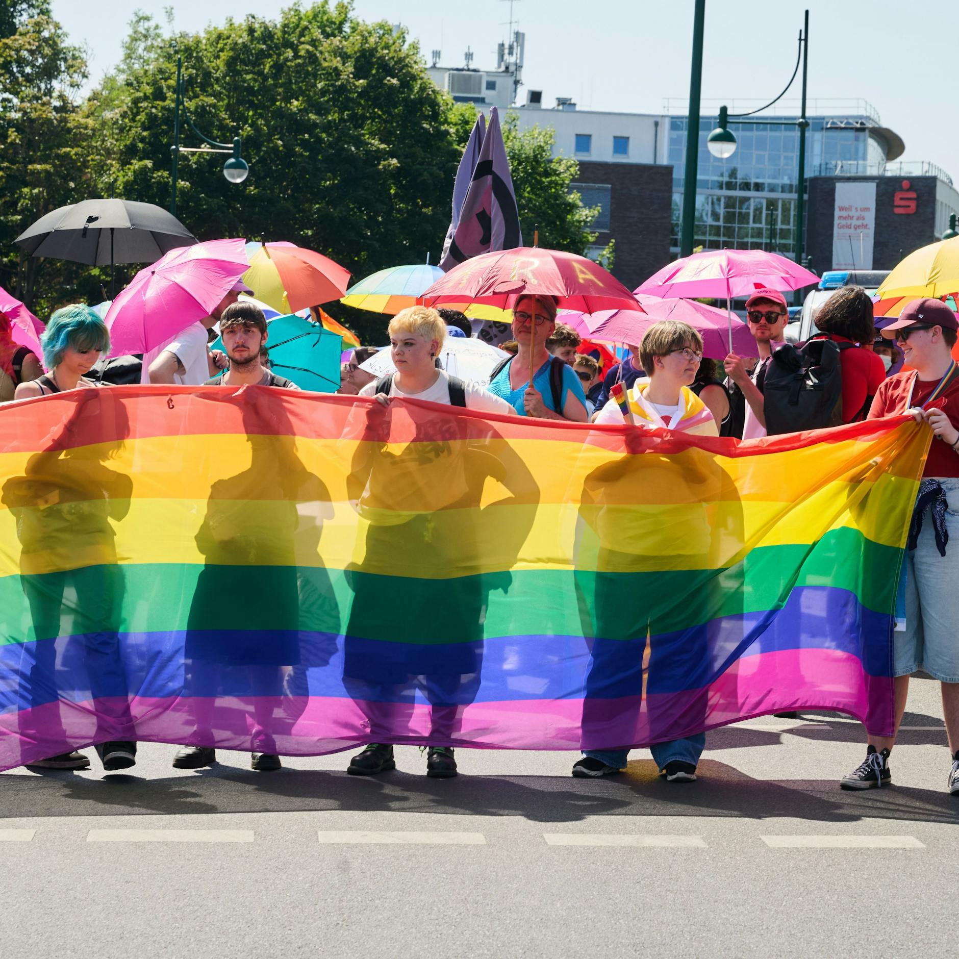 Image - Berlin-Marzahn und Eberswalde: Queere Menschen feiern mit Paraden unter Polizeischutz