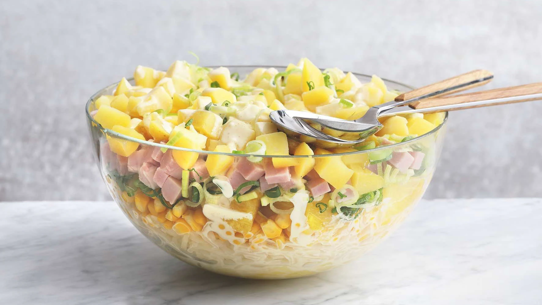 Am besten bereiten Sie den Schichtsalat nach unserem Rezept in einer Glasschüssel zu, damit man die verschiedenen Zutaten gut erkennen kann.