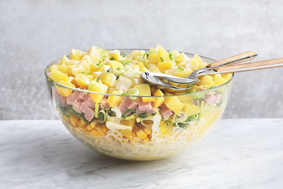 Schichtsalat ist ein echter Grillklassiker - und die Zutaten für den bunten Partykracher können Sie beliebig variieren! Im Rezept verraten wir, wie der Salat gelingt.