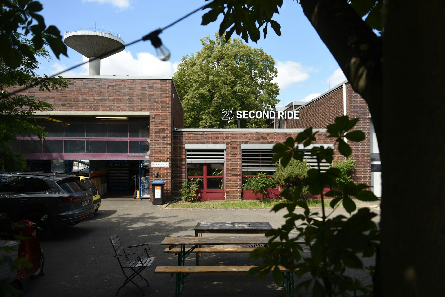 Second Ride sitzt in einer verlassenen Feuerwache auf einem Betriebsgelände in Berlin-Mariendorf.
