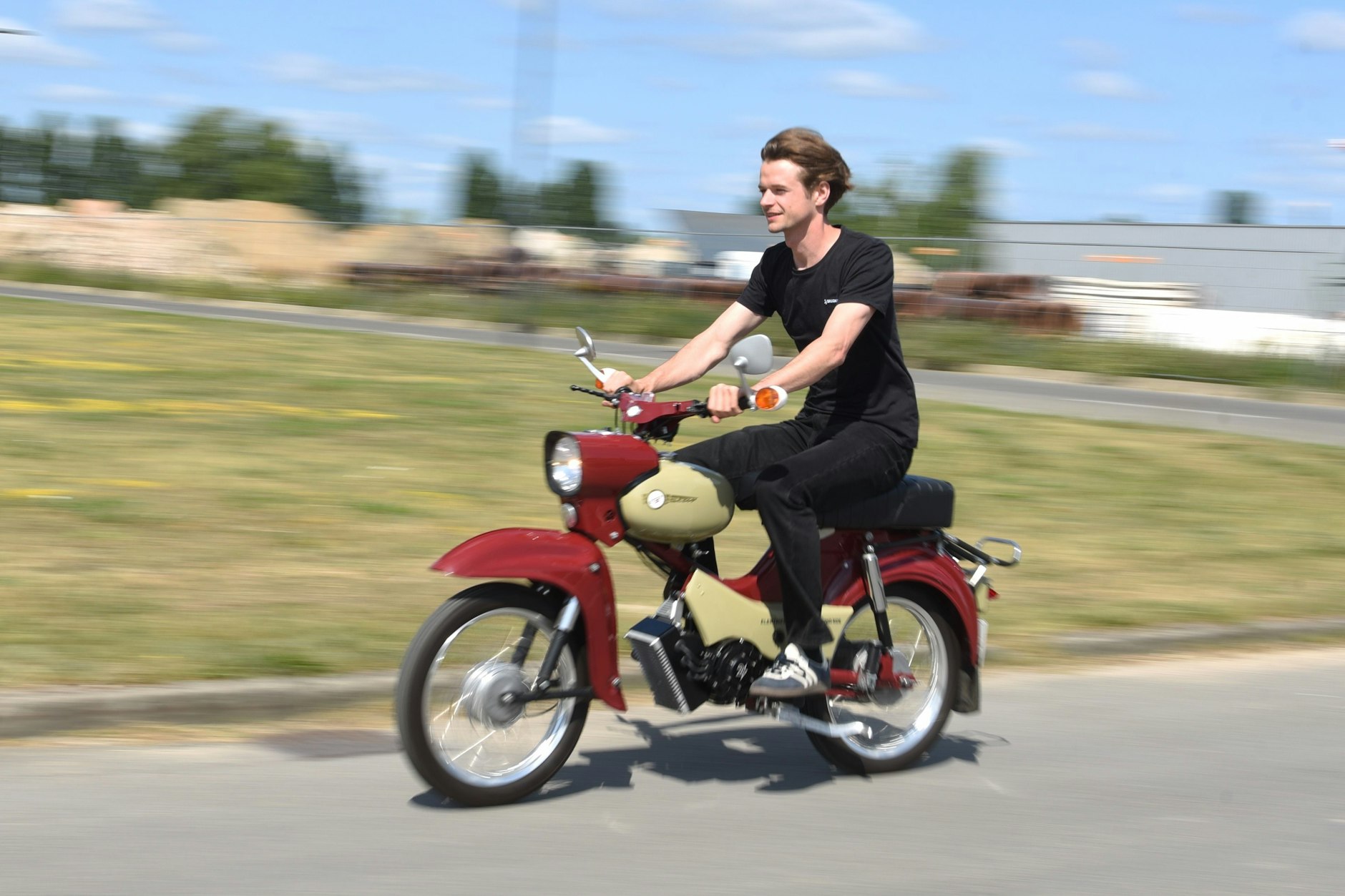 Carlo Schmidt, Gründer von Second Ride, auf einer elektrifizierten Simson Star - ohne Helm ist er nur auf dem Betriebsgelände vor seinem Startup in Berlin-Mariendorf unterwegs. 