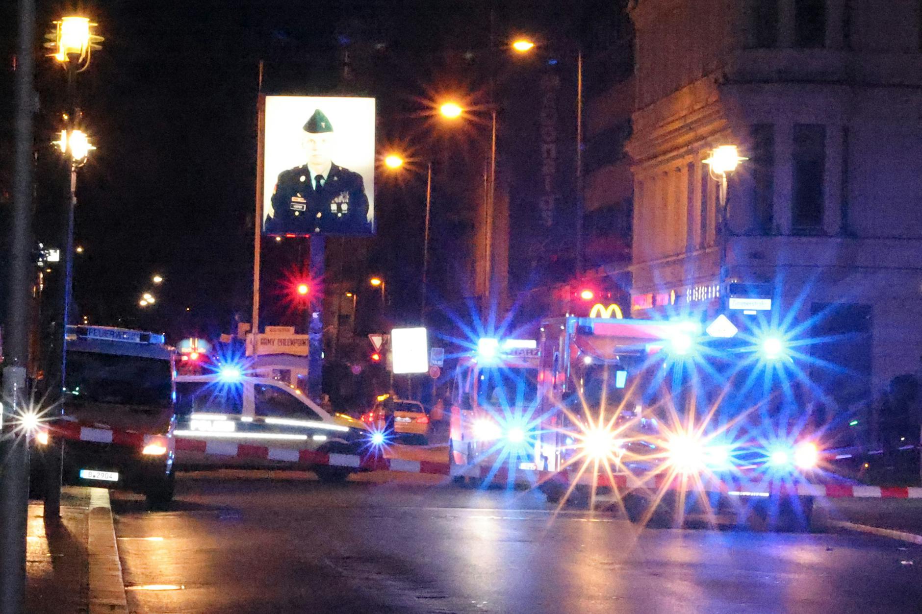 Ein Großaufgebot der Polizei sichert nach Schüssen den Tatort am Checkpoint Charlie. Im neuen Polizeigesetz erhalten die Beamten für solche Fälle weitreichende Befugnisse.