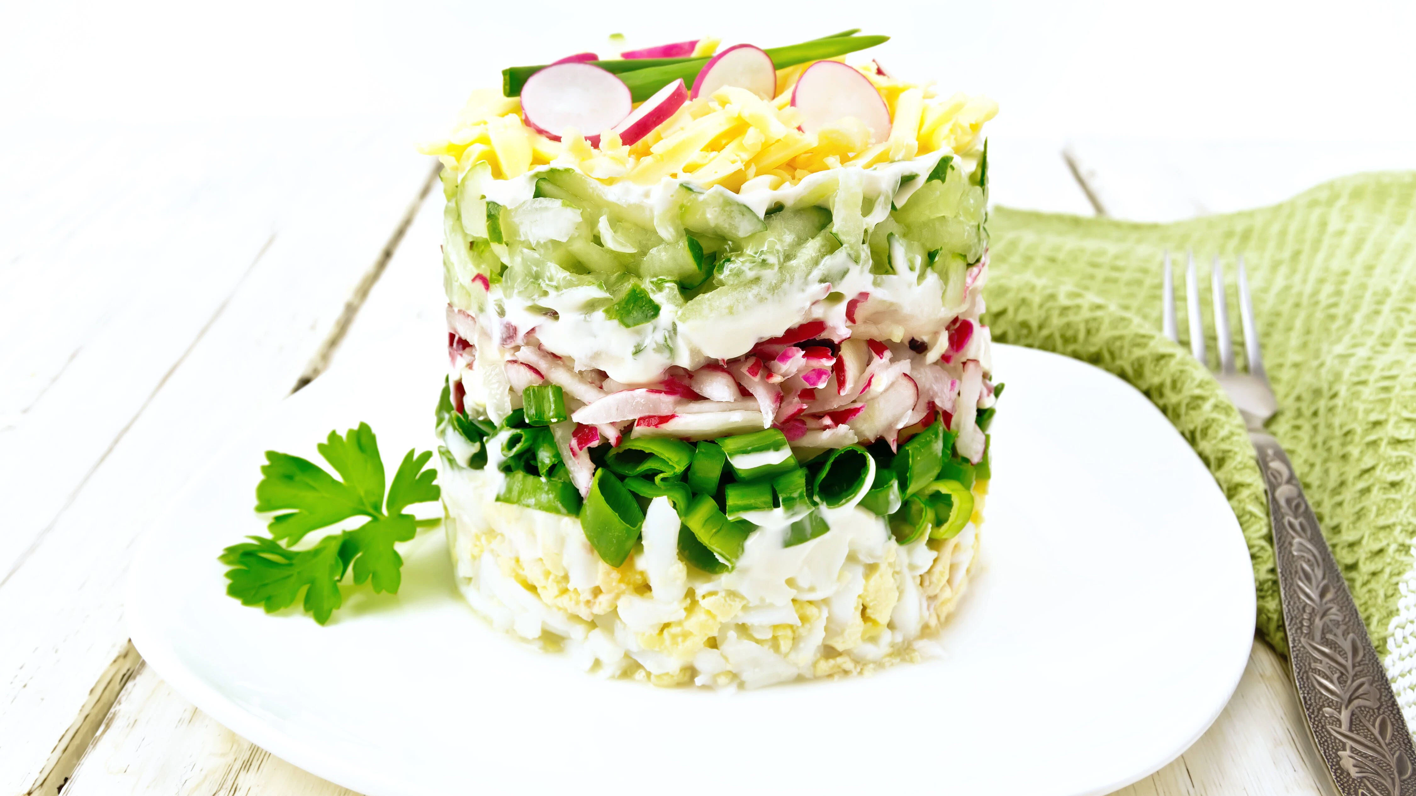 Bunt und pfiffig: Schichtsalat sieht durch die verschiedenen Schichten mit unterschiedlichen Farben einfach genial aus. Unser Rezept verrät, was in das Grundrezept für Schichtsalat gehört.