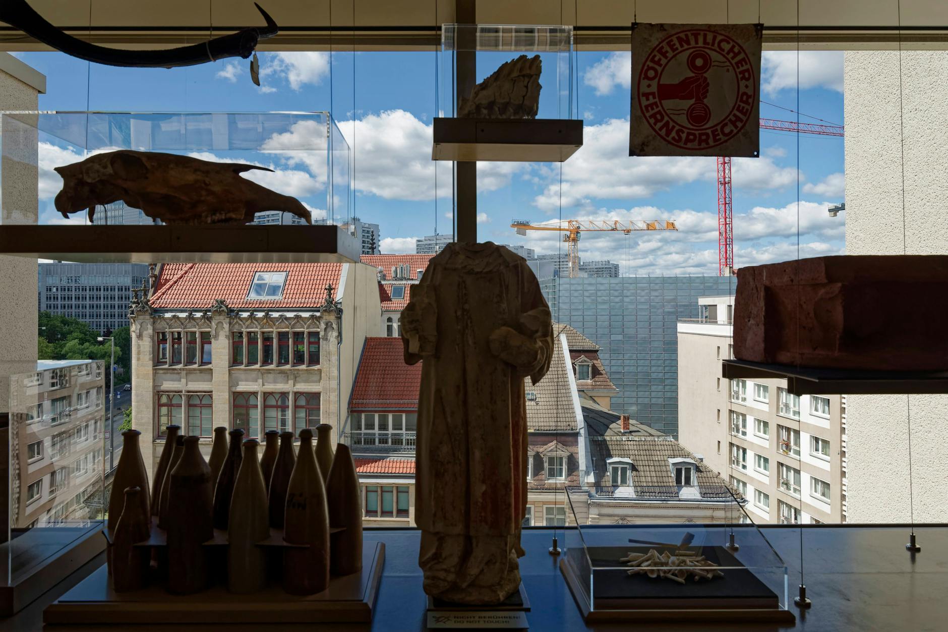 Das Haus der Berlin-Archäologie Petri öffnet seine Türen: Exponate im Westfenster mit Blick auf die letzten erhaltenen historischen Gebäude an der Gertraudenstraße.