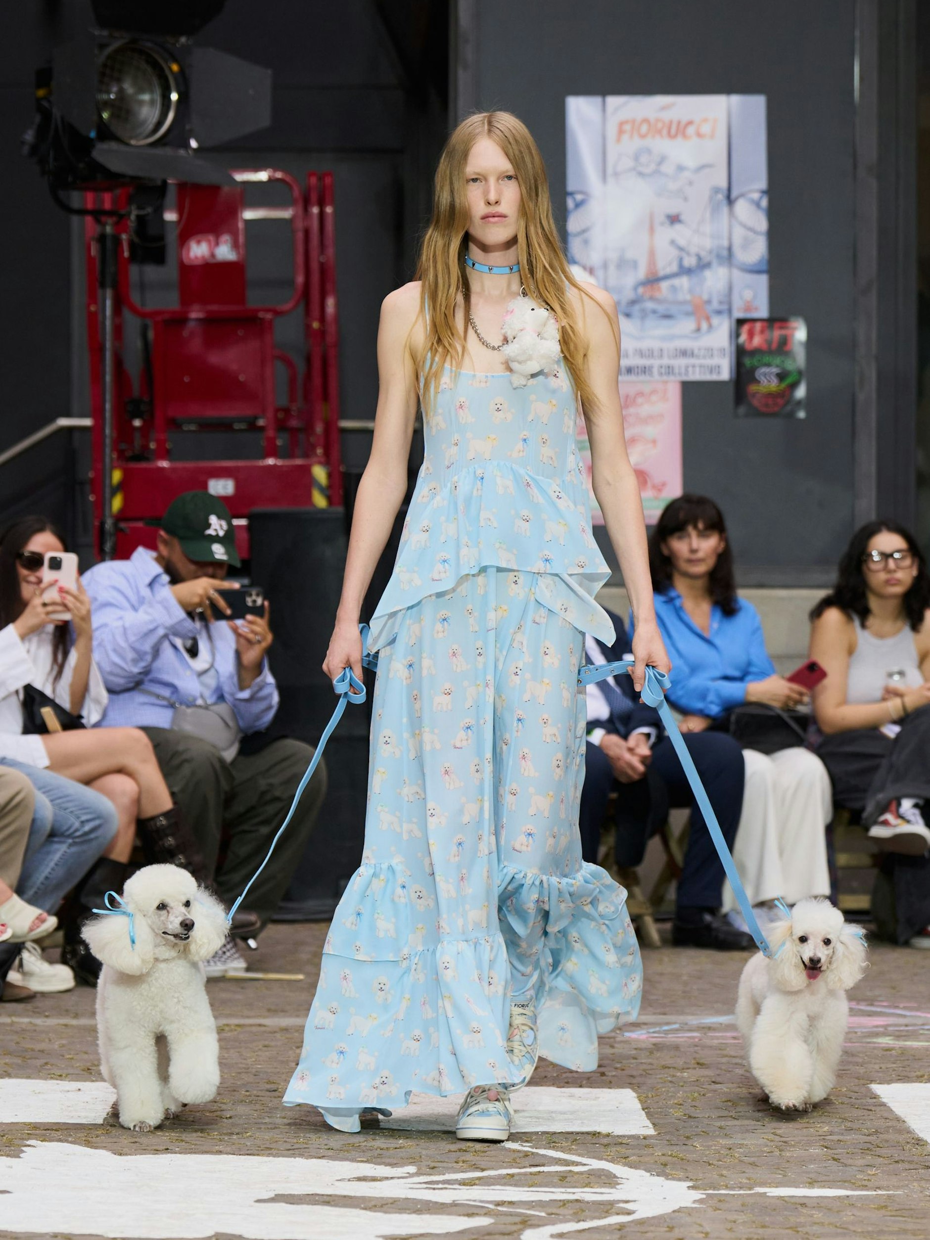 Fioruccis Frühjahrskollektion für 2026: Weiße Pudel an der Leine und auf dem Kleid.
