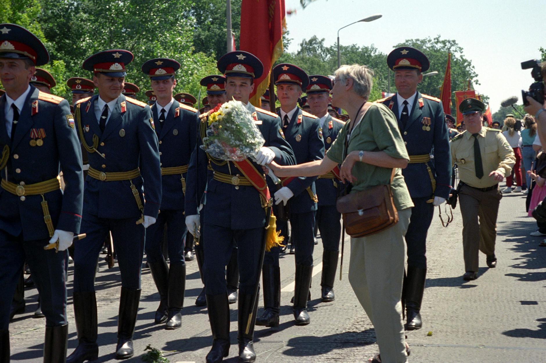 Parata di addio delle truppe sovietiche il 24 giugno 1994 a Berlino. Un berlinese ringrazia i soldati con dei fiori: un gesto sentito.