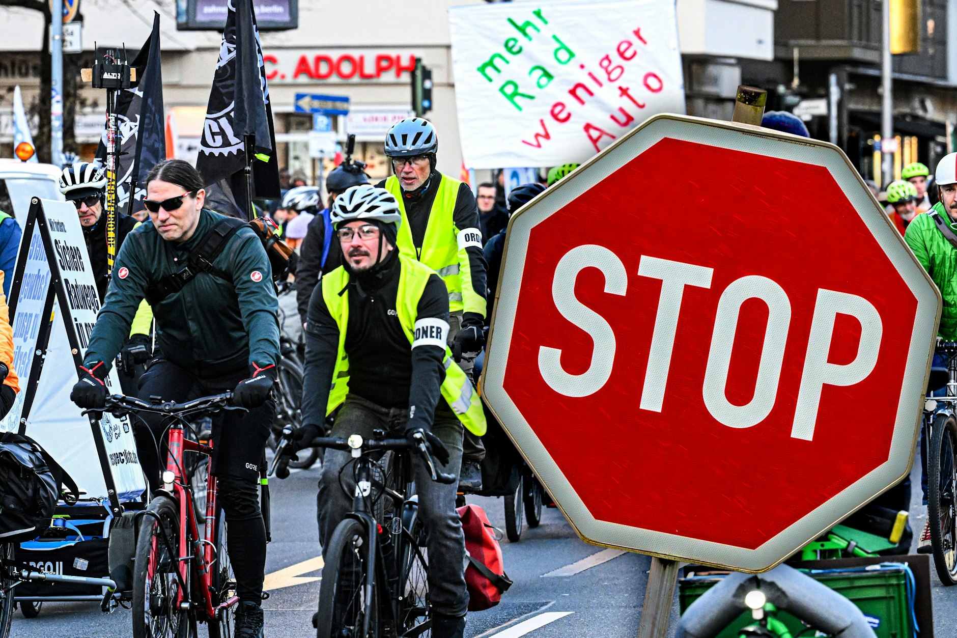 Ob auf dem Rad, zu Fuß oder mit dem Auto: In Berlin gibt es auch am Samstag wieder zahlreiche Demonstrationen, etliche Menschen gehen für ihre Anliegen auf die Straße.