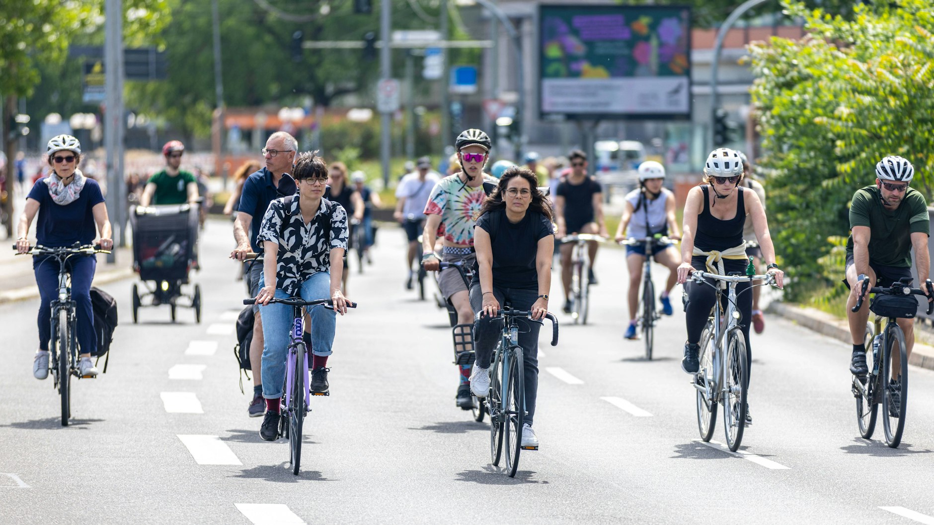 Auch Fahrraddemos gibt es in Berlin immer wieder. Am Samstag machen sich etliche Radfahrer in Friedrichshain auf den Weg - sie demonstrieren für sichere Radwege und mehr Tempo-30-Zonen.