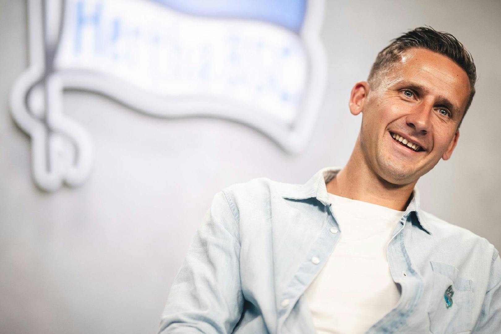 Gut gelaunt und in Plauderlaune! Herthas neuer Mittelfeldboss Paul Seguin hatte beim Interview Überraschungen parat.