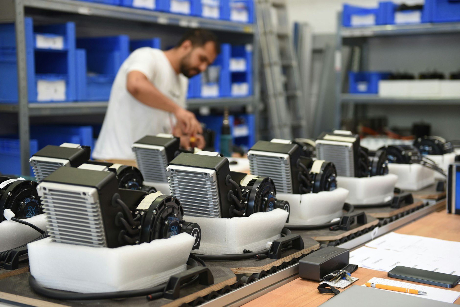 Monteur Mirwais Khan baut die Elektroantriebe in der Produktionsstraße von Second Ride zusammen.