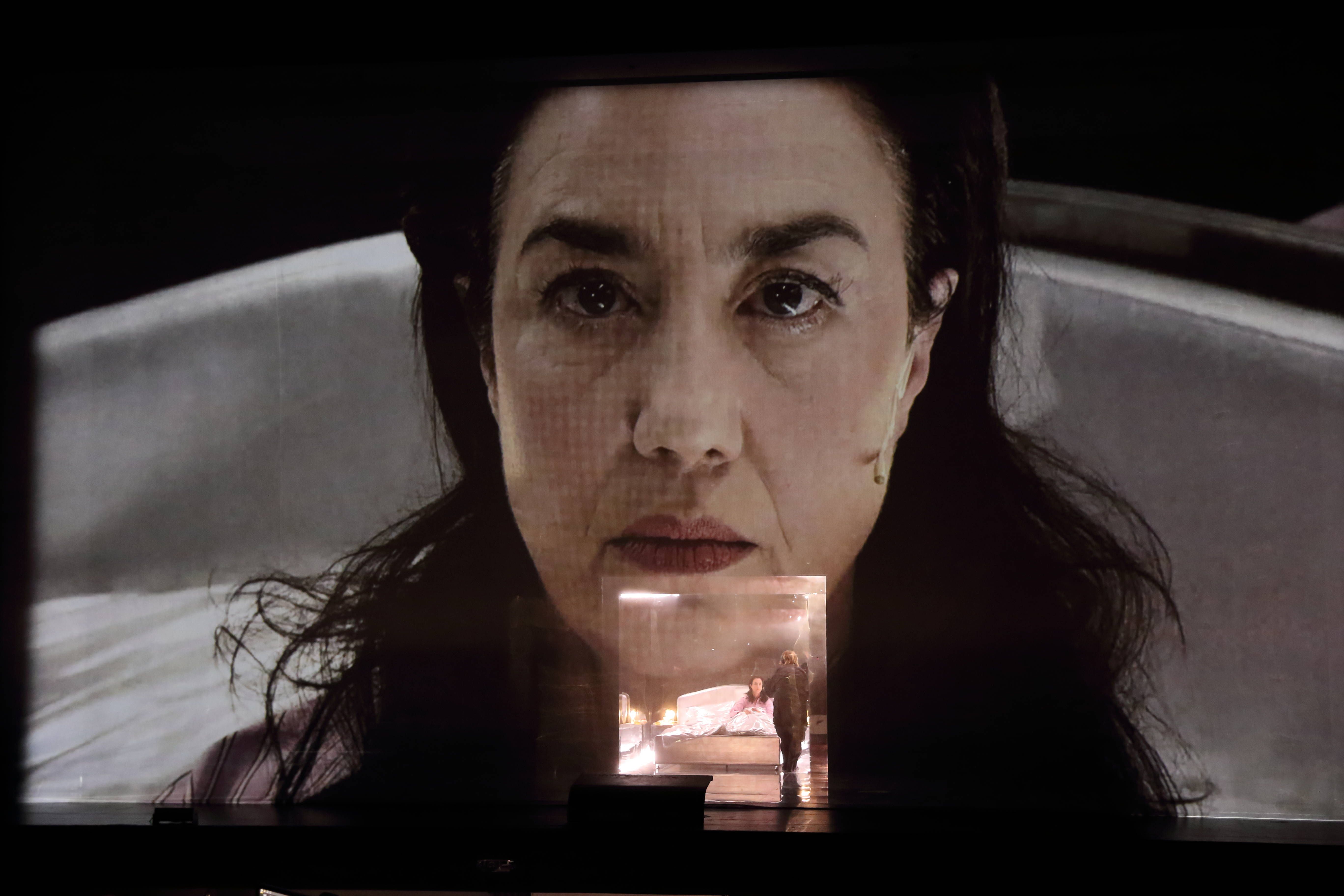 „Lash“ an der Deutschen Oper: Wimpern zwischen Leben und Tod