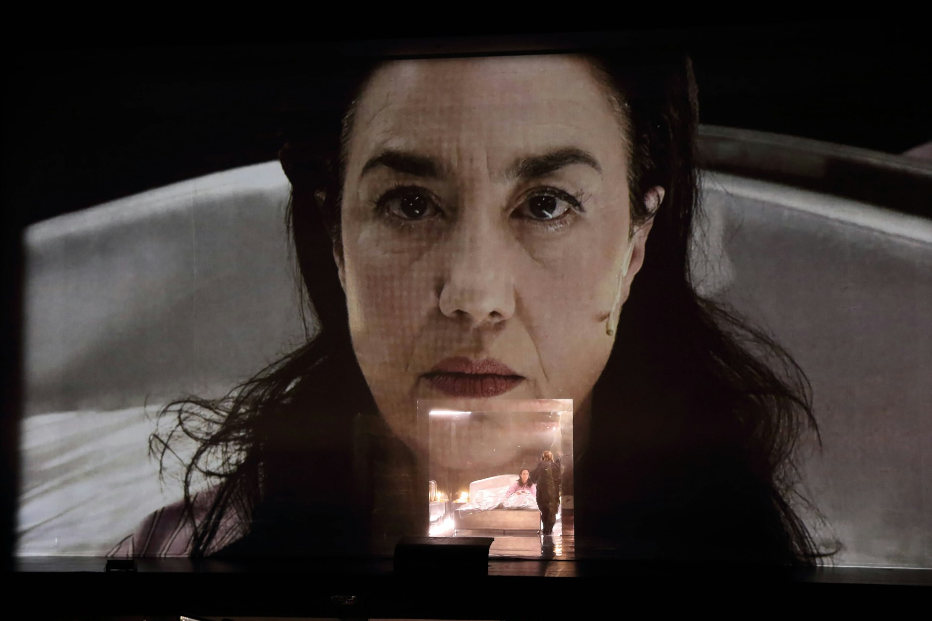 Katja Kolm in „Lash“ von Rebecca Saunders.