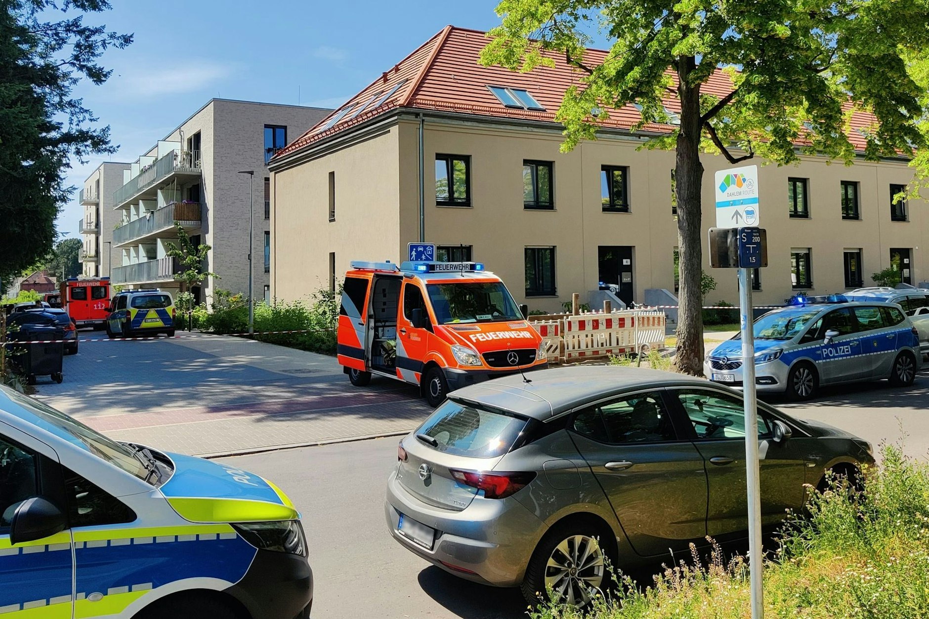 Einsatzkräfte der Polizei entdeckten den Mann mit Stichverletzungen in einem Wohnhaus in Zehlendorf. Für ihn kam jede Hilfe zu spät.