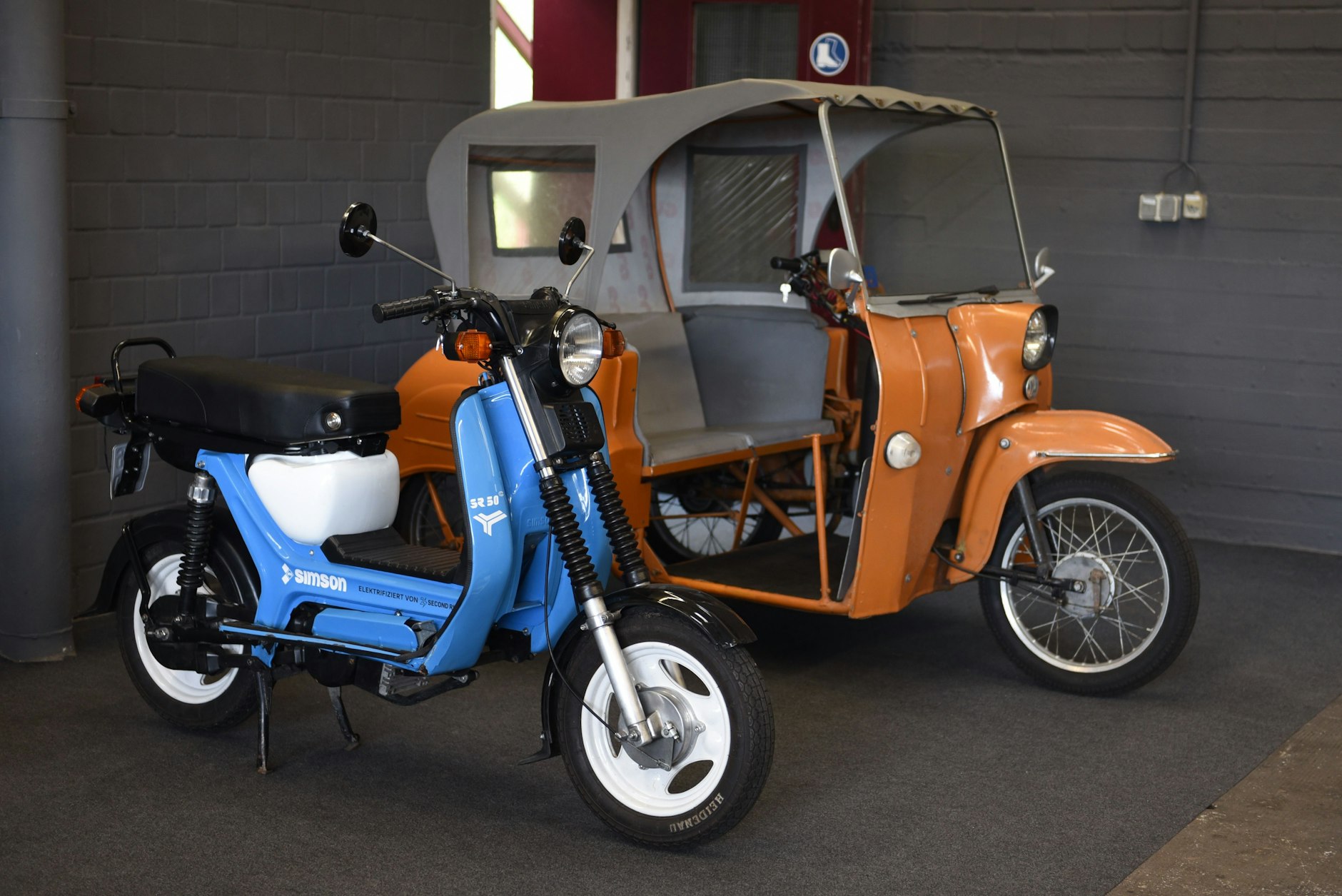 Auch in das exotische Krause-Duo (hinten) und an den Simson-Roller SR50 passt der Elektroantrieb.