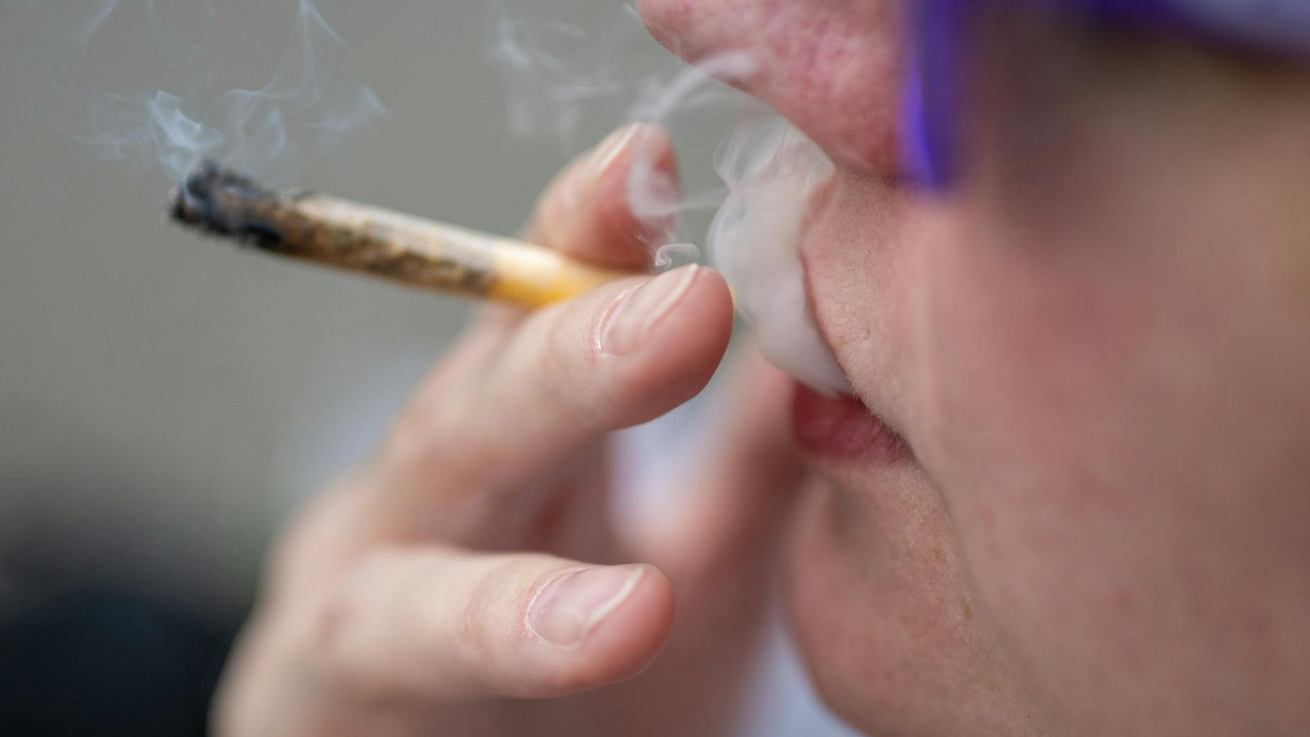 Seit April 2024 sind der Besitz von 50 Gramm Cannabis und der Konsum legal. Aber: Gilt das auch für Menschen, die im Gefängnis sitzen?